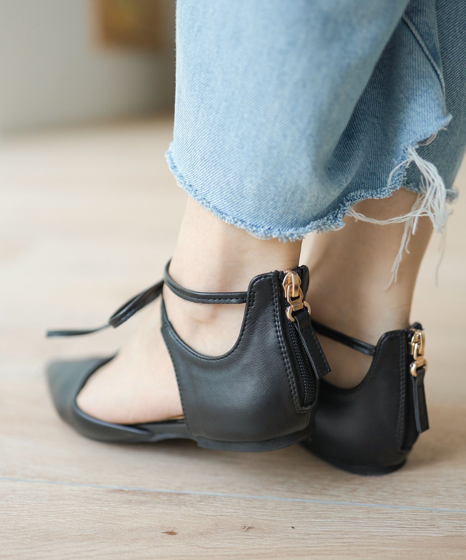 バックファスナー付きポインテッドトゥレースアップフラットパンプス 一部4月下旬入荷予定