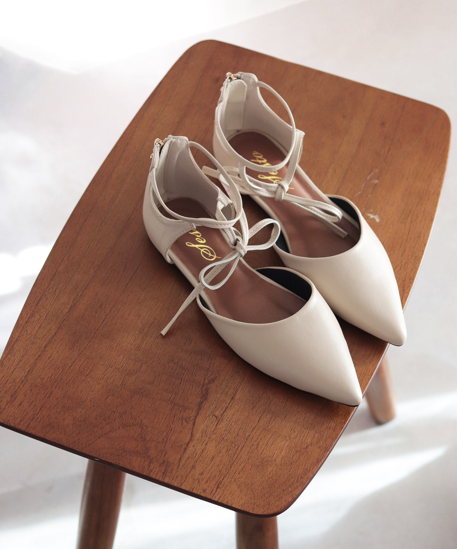 バックファスナー付きポインテッドトゥレースアップフラットパンプス 一部4月下旬入荷予定