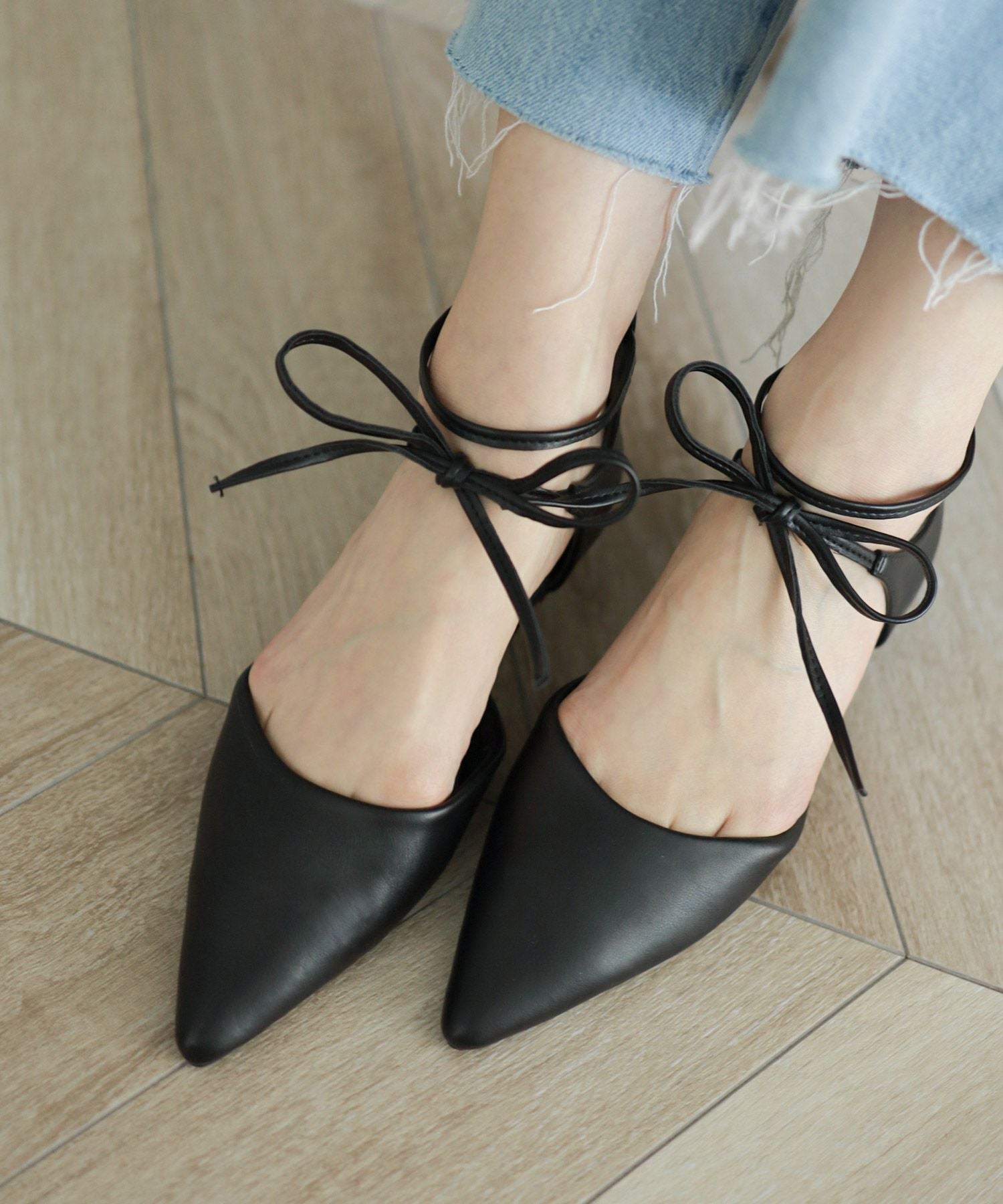 バックファスナー付きポインテッドトゥレースアップフラットパンプス 一部4月下旬入荷予定