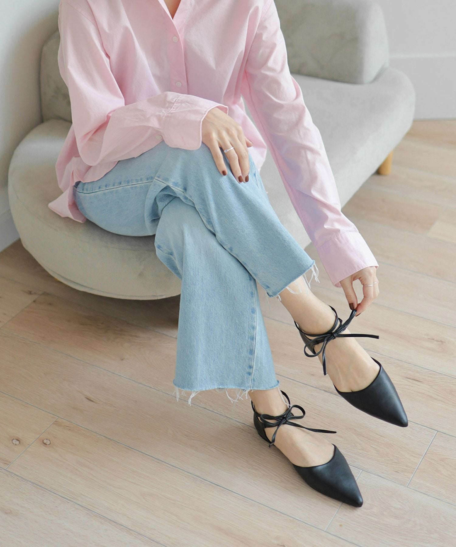 バックファスナー付きポインテッドトゥレースアップフラットパンプス