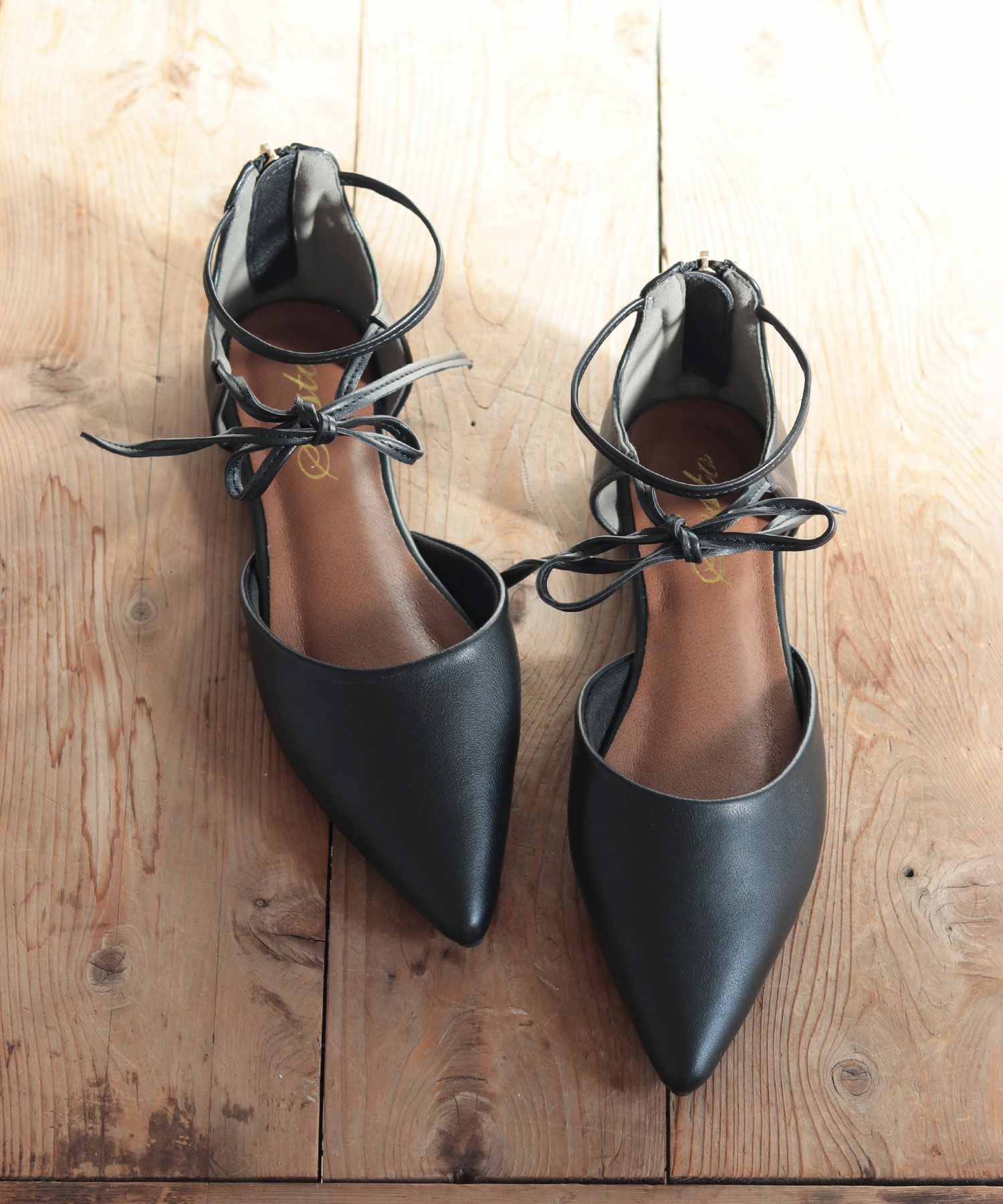 バックファスナー付きポインテッドトゥレースアップフラットパンプス 一部4月下旬入荷予定