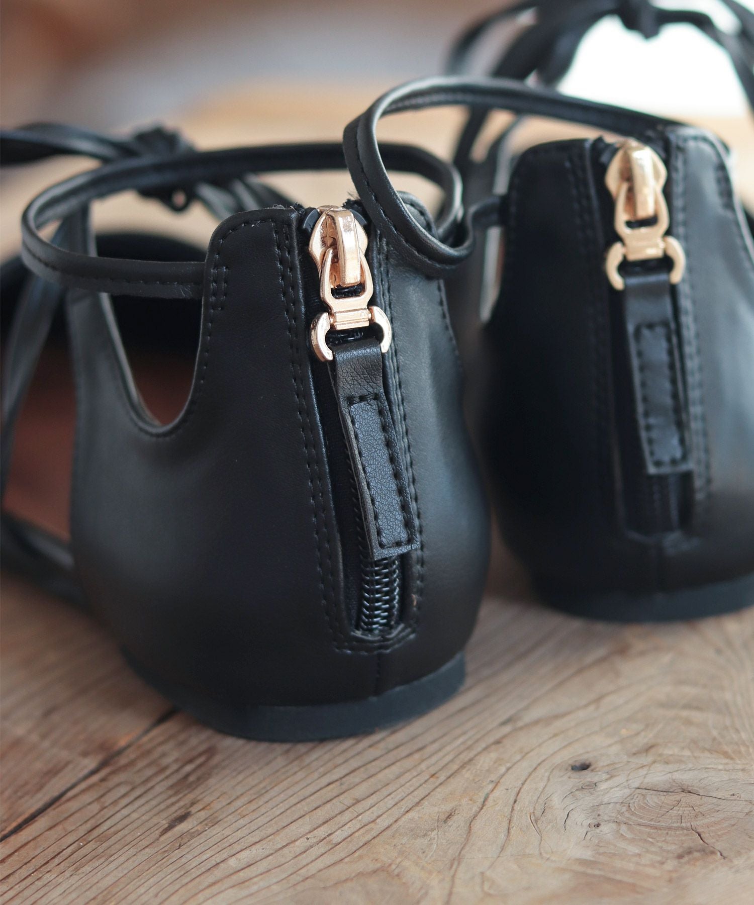 バックファスナー付きポインテッドトゥレースアップフラットパンプス 一部4月下旬入荷予定