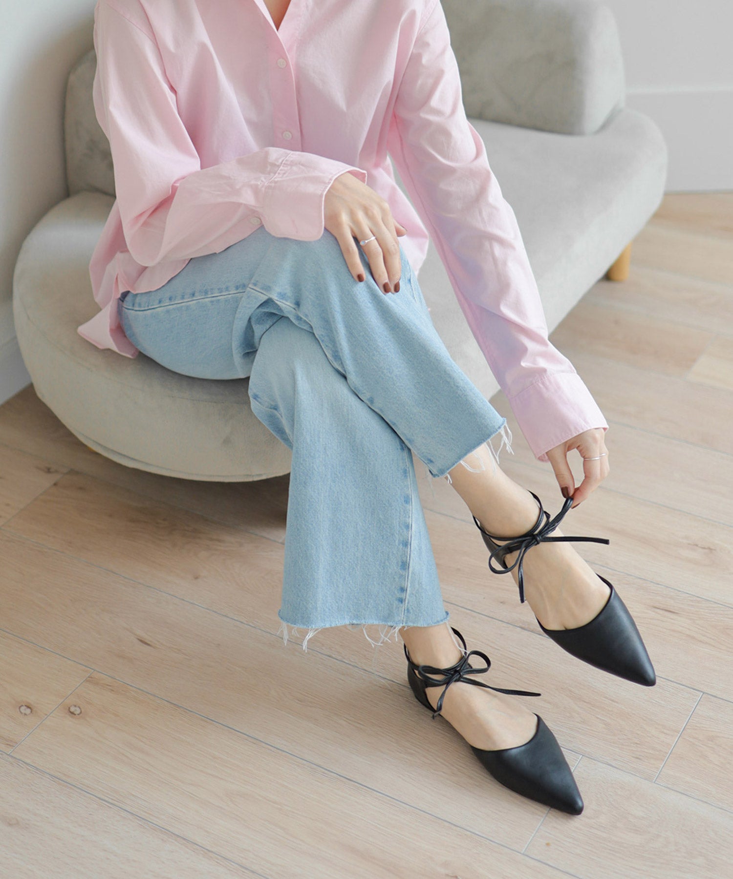 バックファスナー付きポインテッドトゥレースアップフラットパンプス 一部4月下旬入荷予定