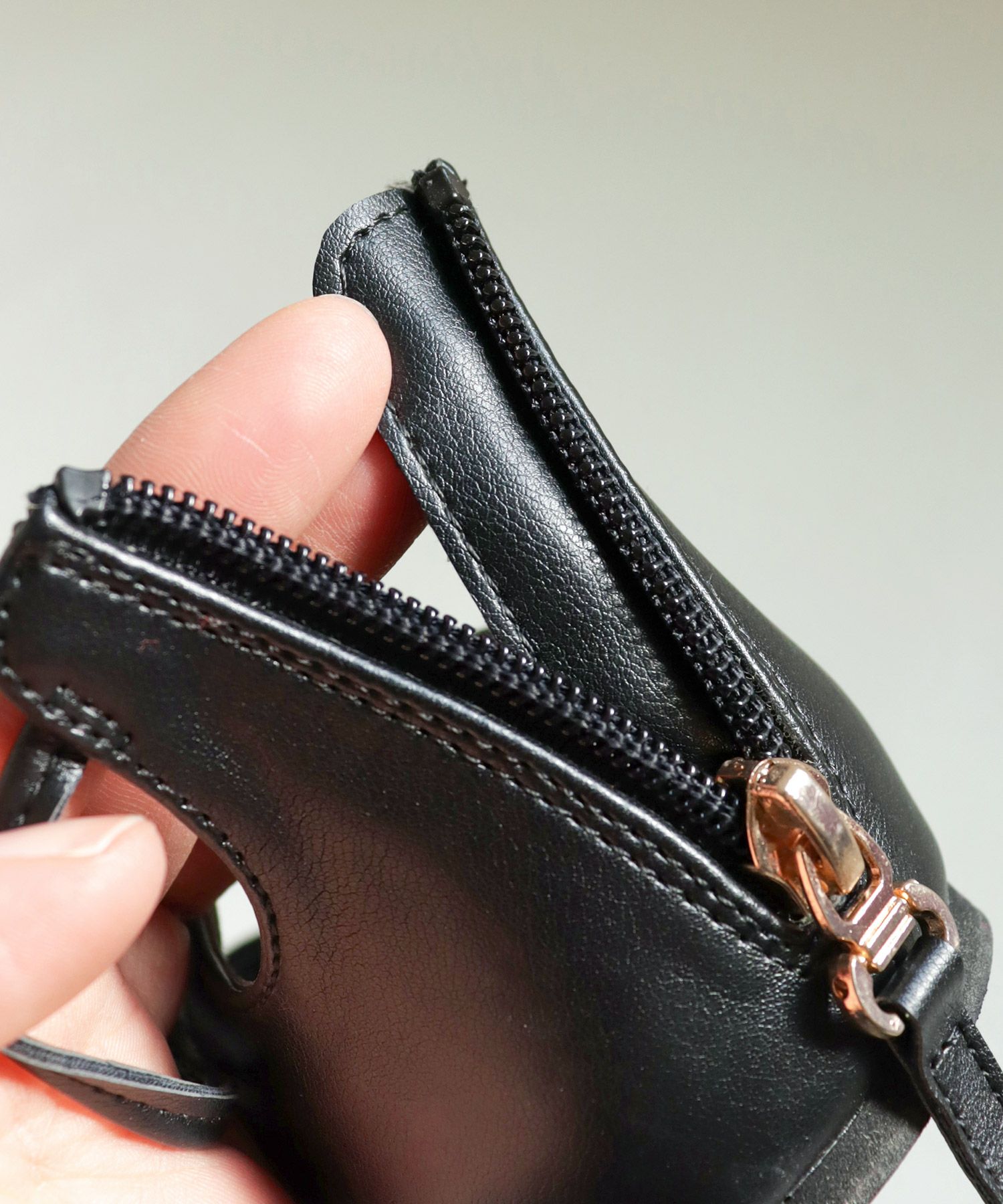 バックファスナー付きポインテッドトゥレースアップフラットパンプス 一部4月下旬入荷予定