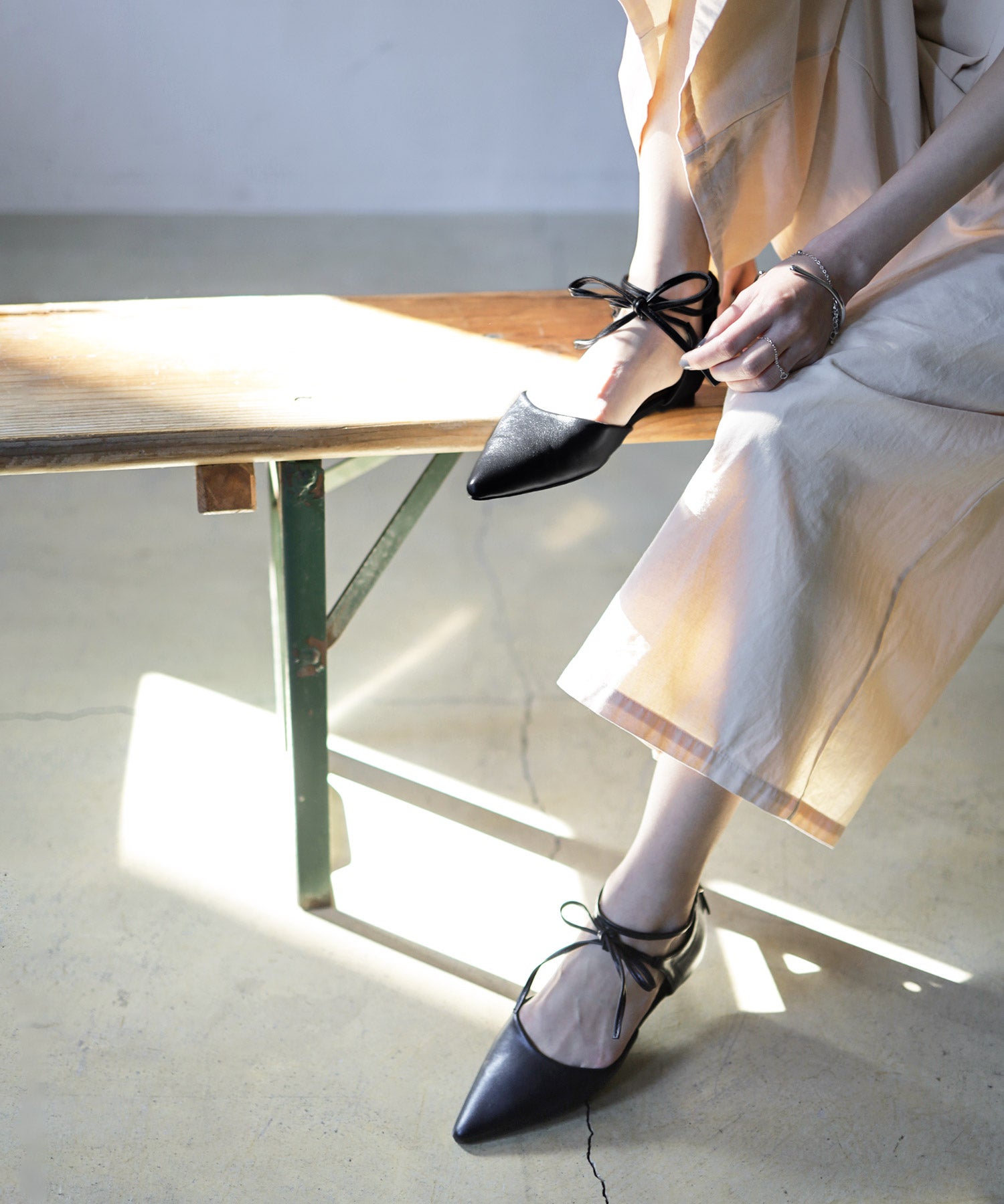 バックファスナー付きポインテッドトゥレースアップフラットパンプス 一部4月下旬入荷予定