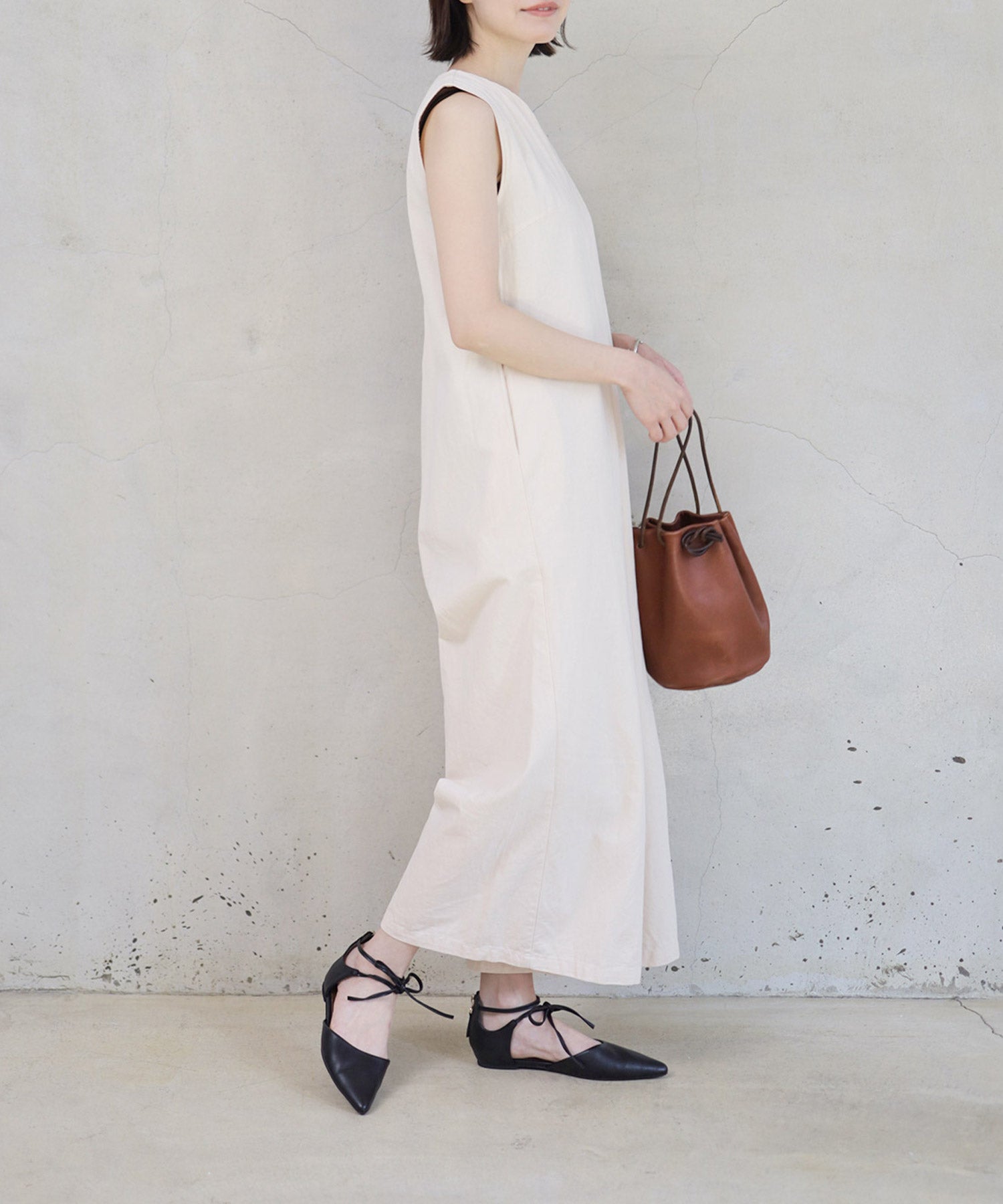 バックファスナー付きポインテッドトゥレースアップフラットパンプス 一部4月下旬入荷予定