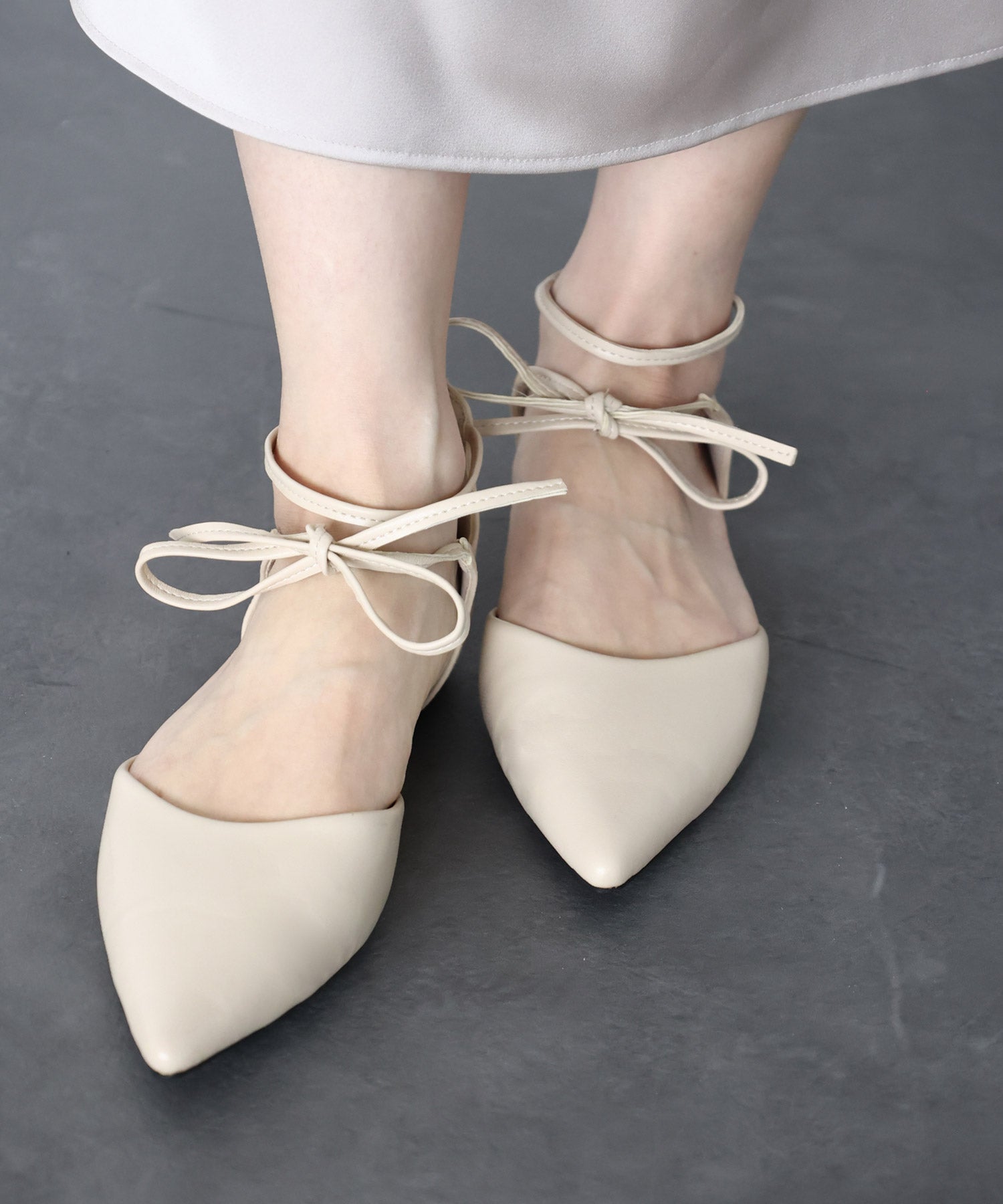 バックファスナー付きポインテッドトゥレースアップフラットパンプス 一部4月下旬入荷予定