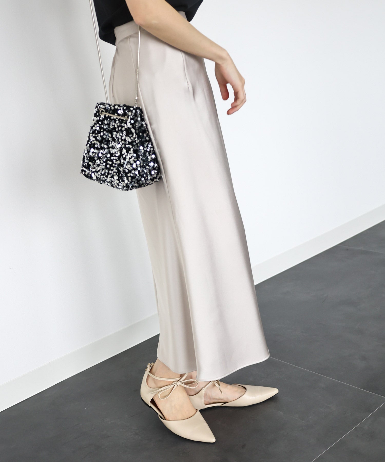 バックファスナー付きポインテッドトゥレースアップフラットパンプス 一部4月下旬入荷予定