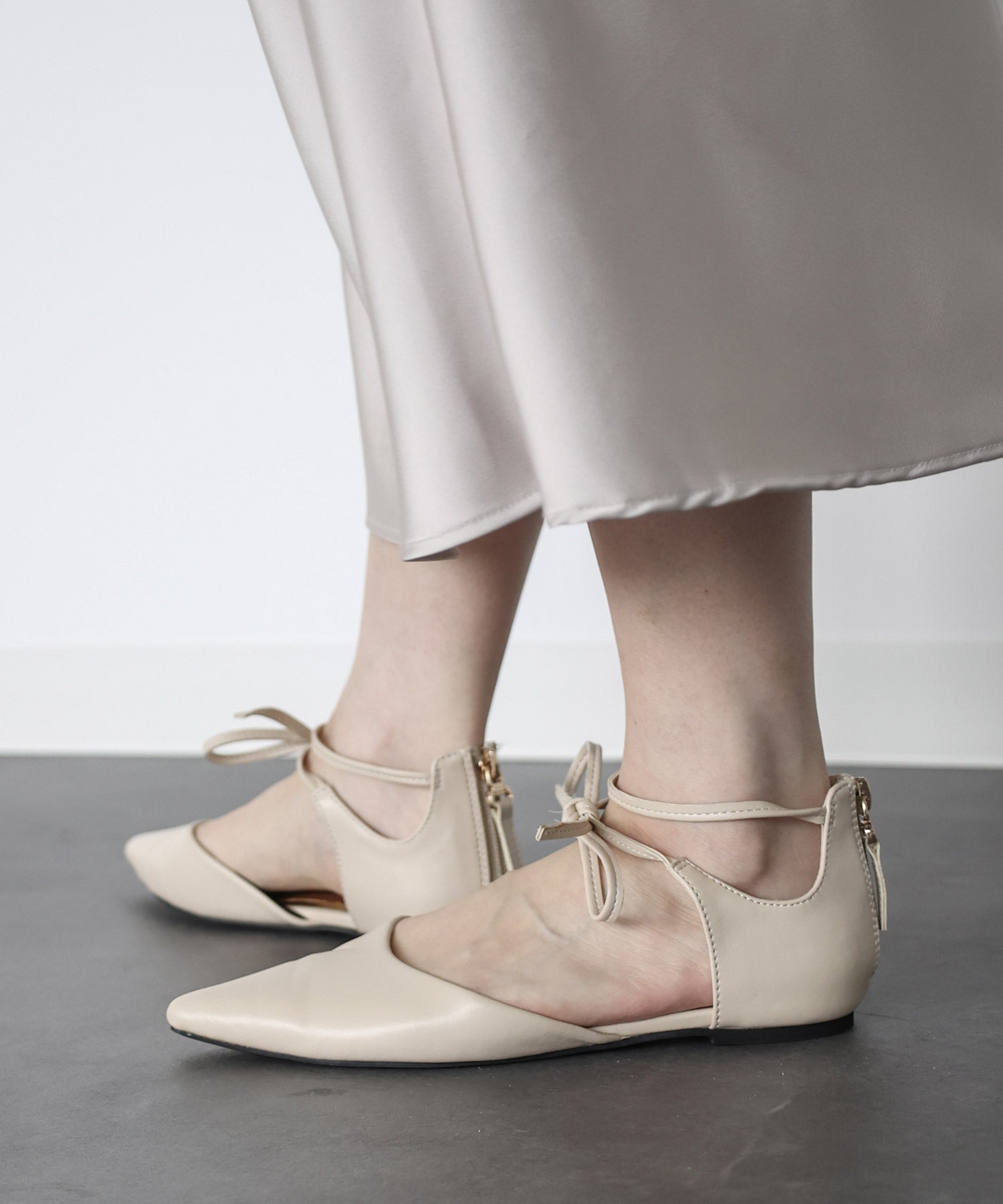 バックファスナー付きポインテッドトゥレースアップフラットパンプス 一部4月下旬入荷予定