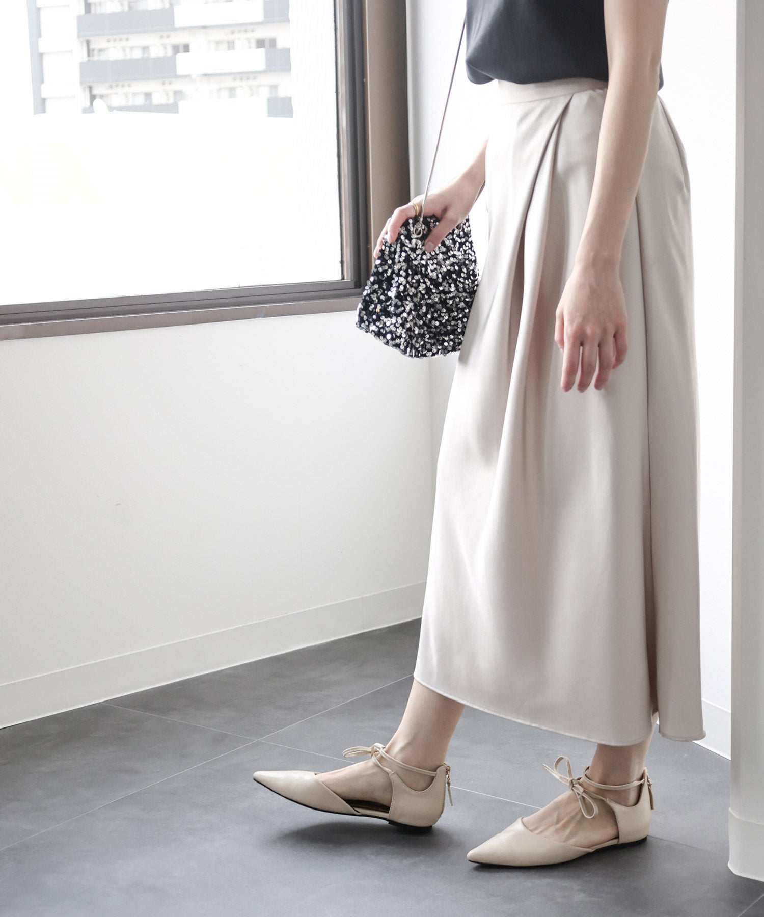 バックファスナー付きポインテッドトゥレースアップフラットパンプス 一部4月下旬入荷予定