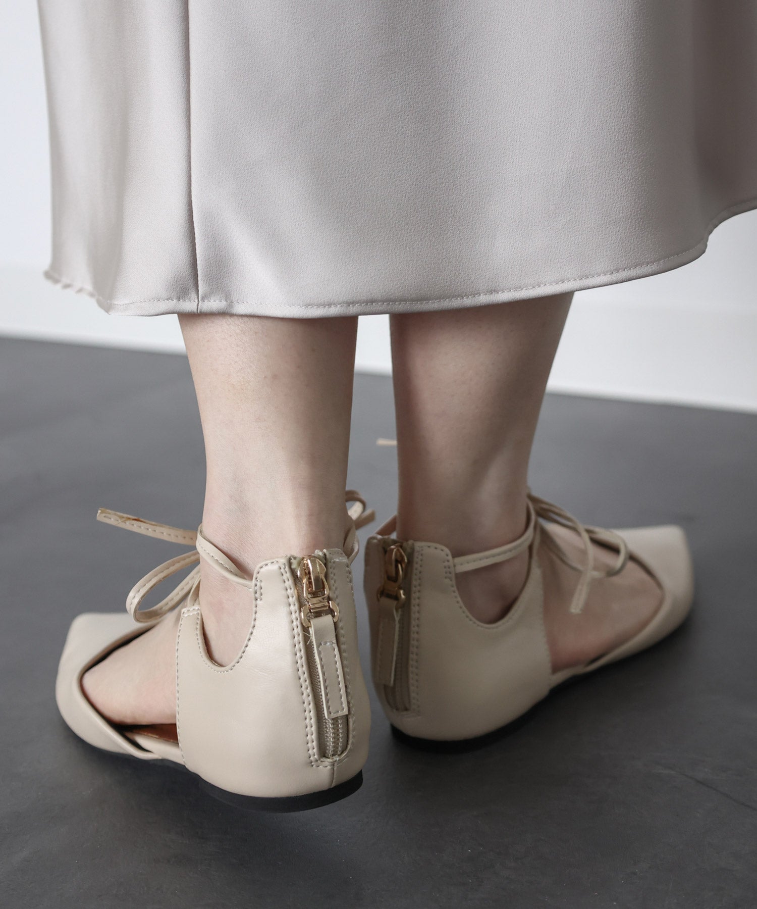 バックファスナー付きポインテッドトゥレースアップフラットパンプス 一部4月下旬入荷予定