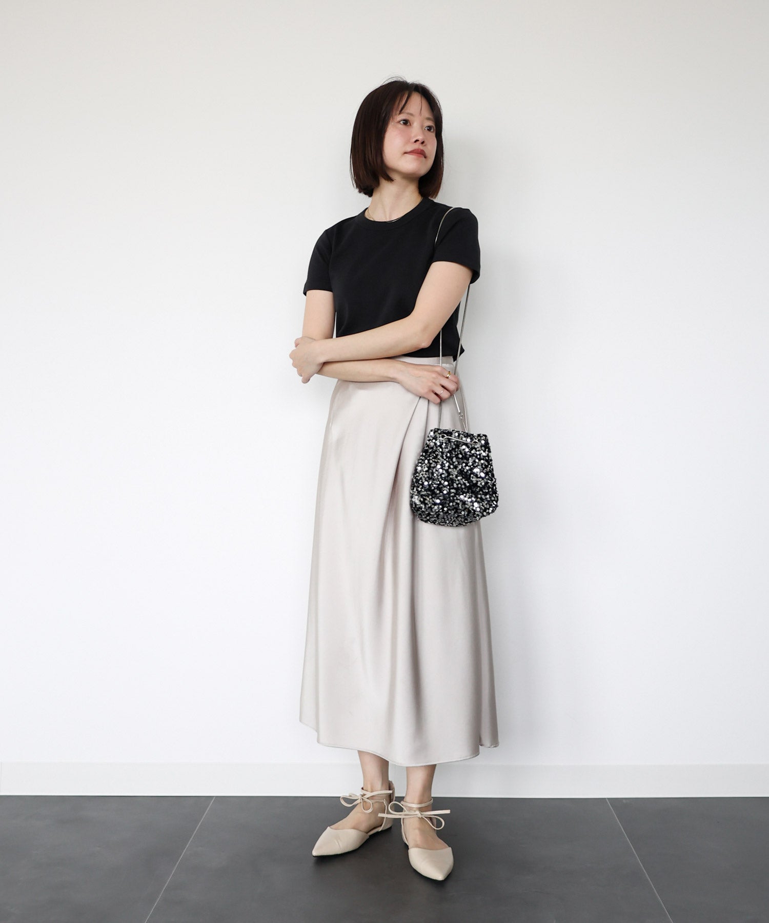 バックファスナー付きポインテッドトゥレースアップフラットパンプス 一部4月下旬入荷予定