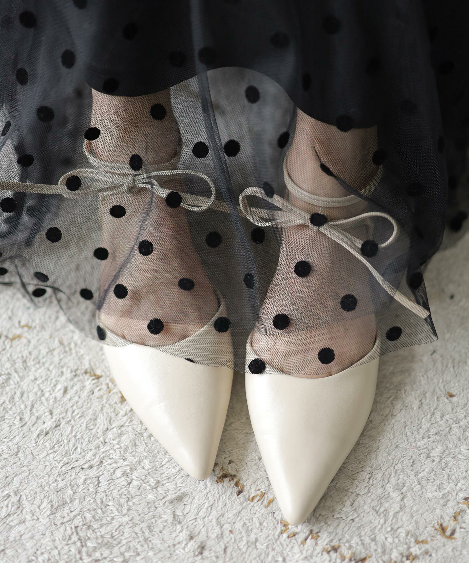 バックファスナー付きポインテッドトゥレースアップフラットパンプス 一部4月下旬入荷予定