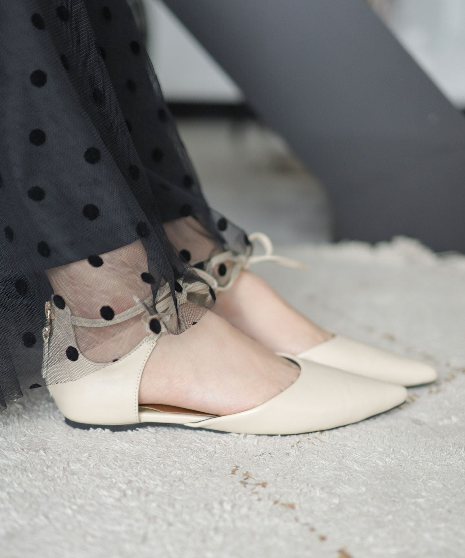 バックファスナー付きポインテッドトゥレースアップフラットパンプス