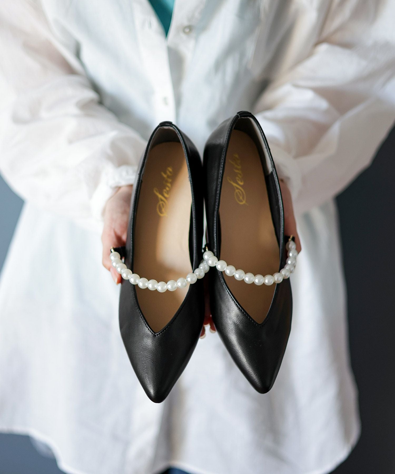 パールストラップのポインテッドトゥローヒールメリージェーンパンプス▲返品交換不可