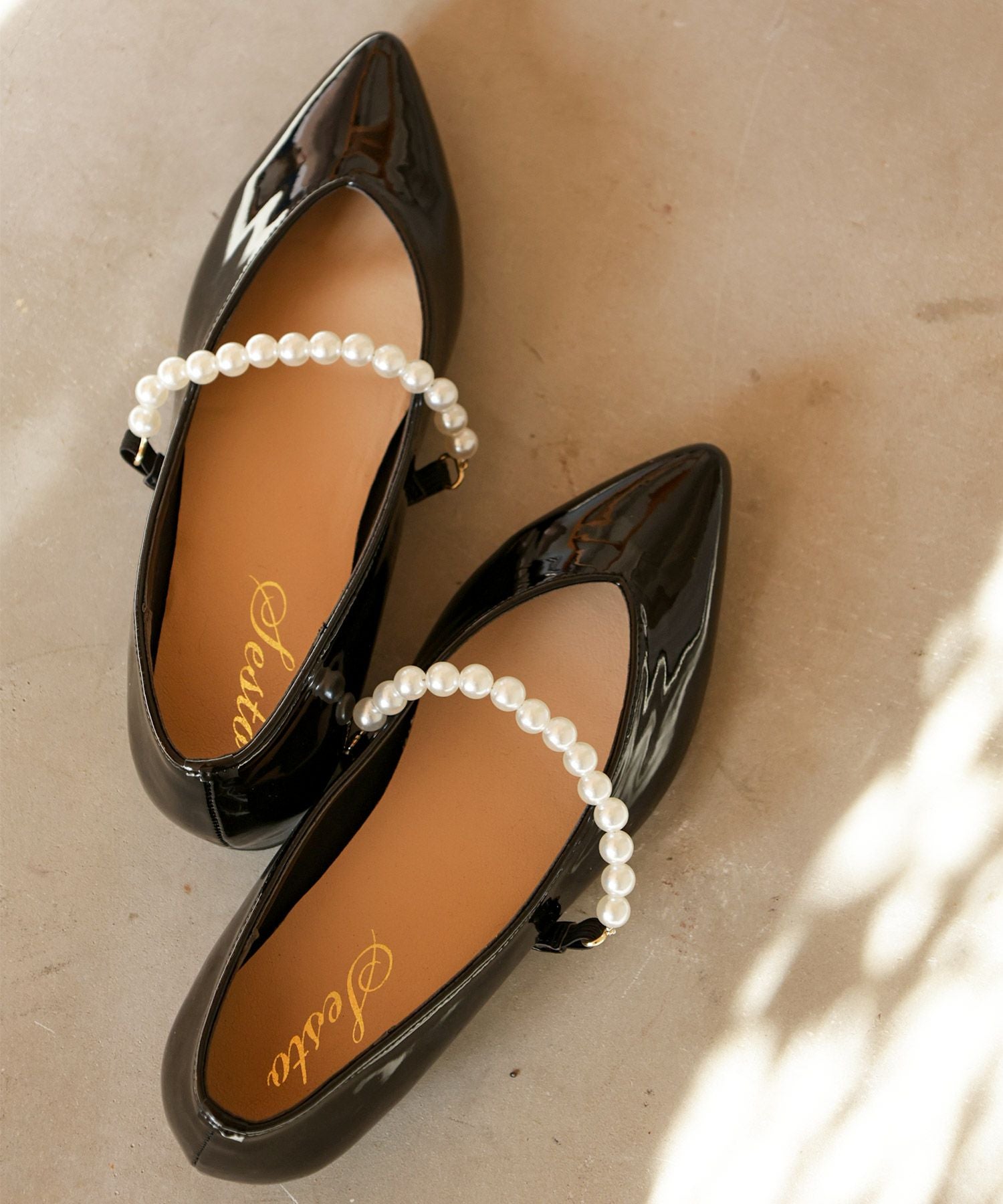 パールストラップのポインテッドトゥローヒールメリージェーンパンプス▲返品交換不可