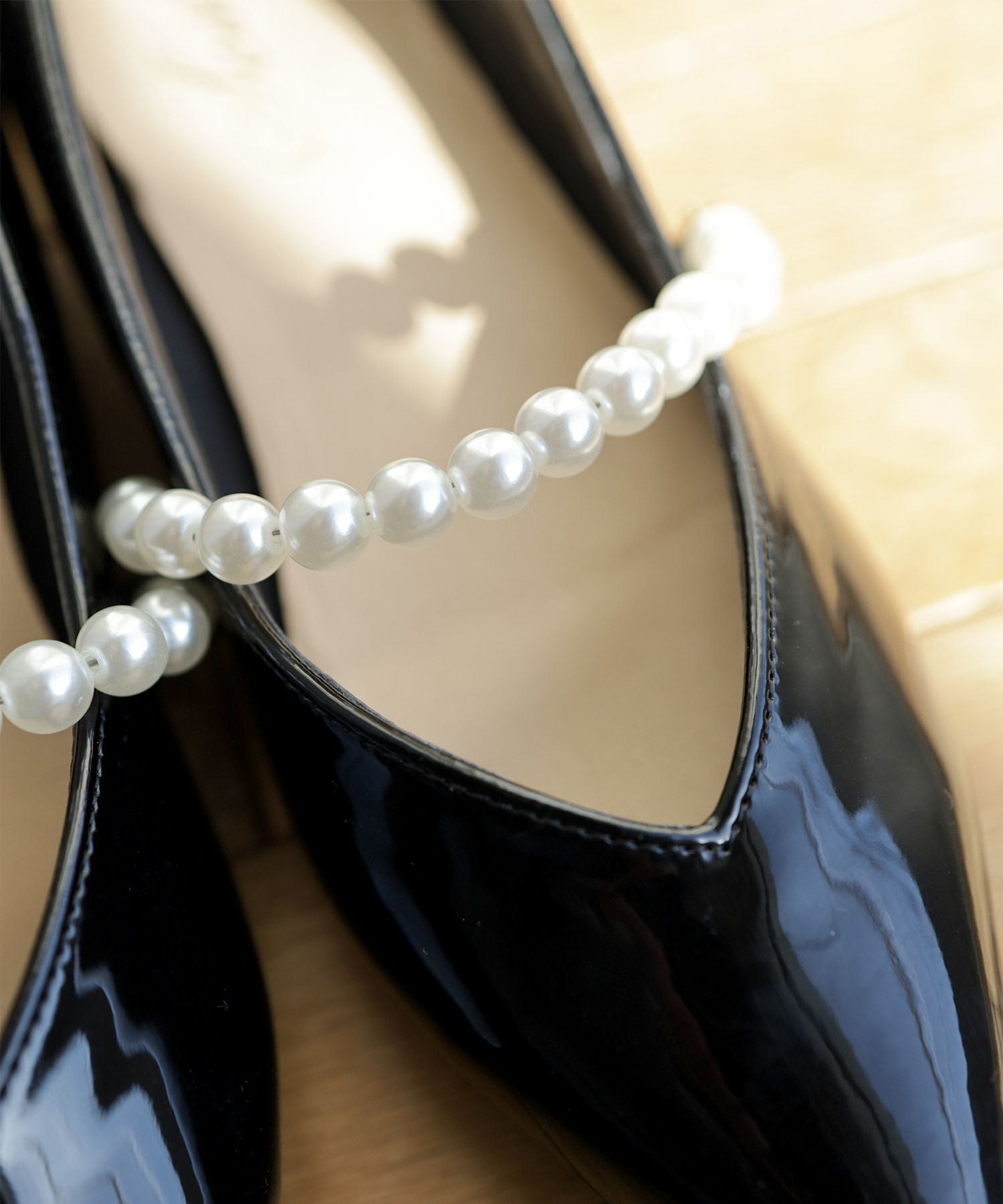 パールストラップのポインテッドトゥローヒールメリージェーンパンプス▲返品交換不可