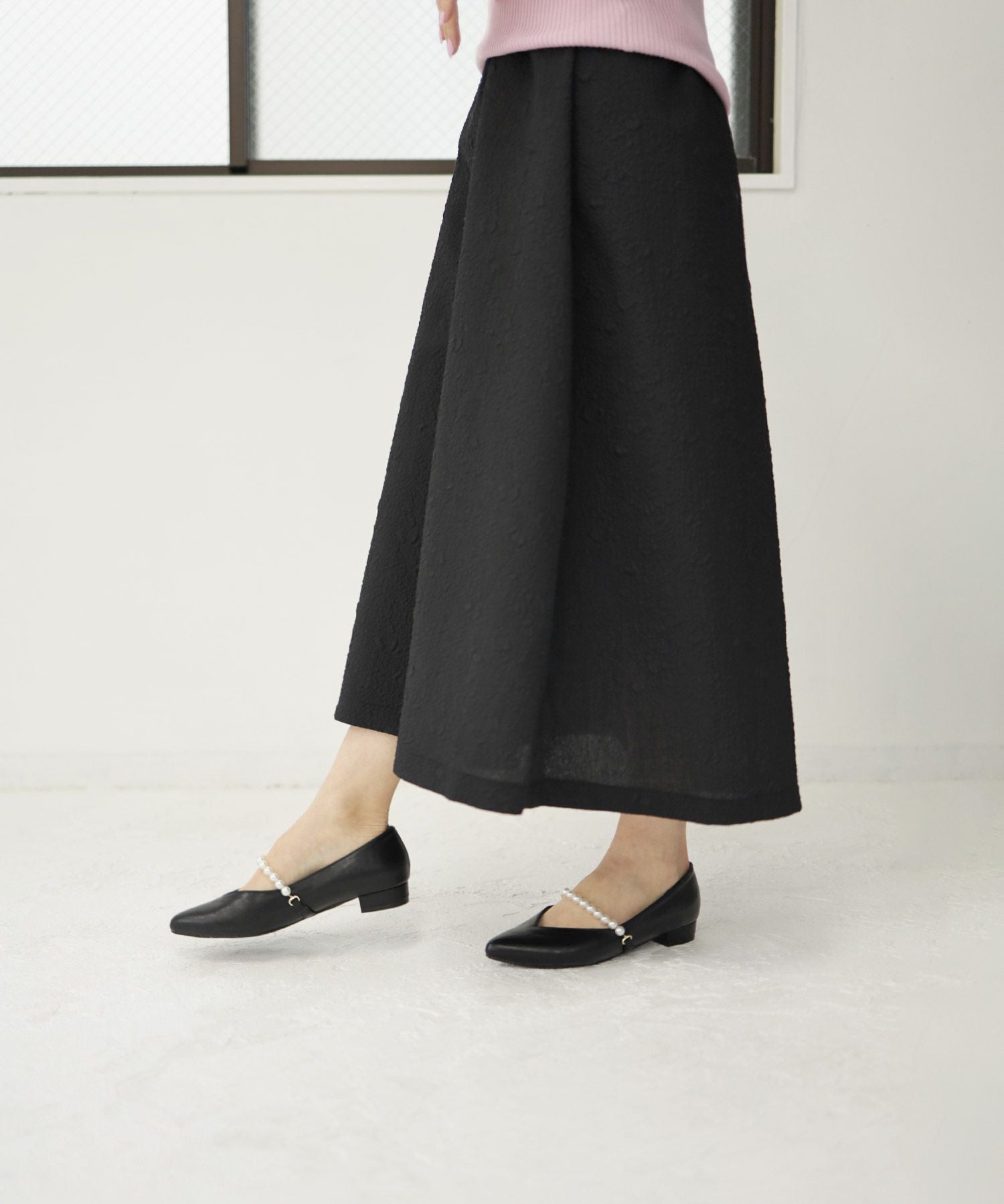 パールストラップのポインテッドトゥローヒールメリージェーンパンプス