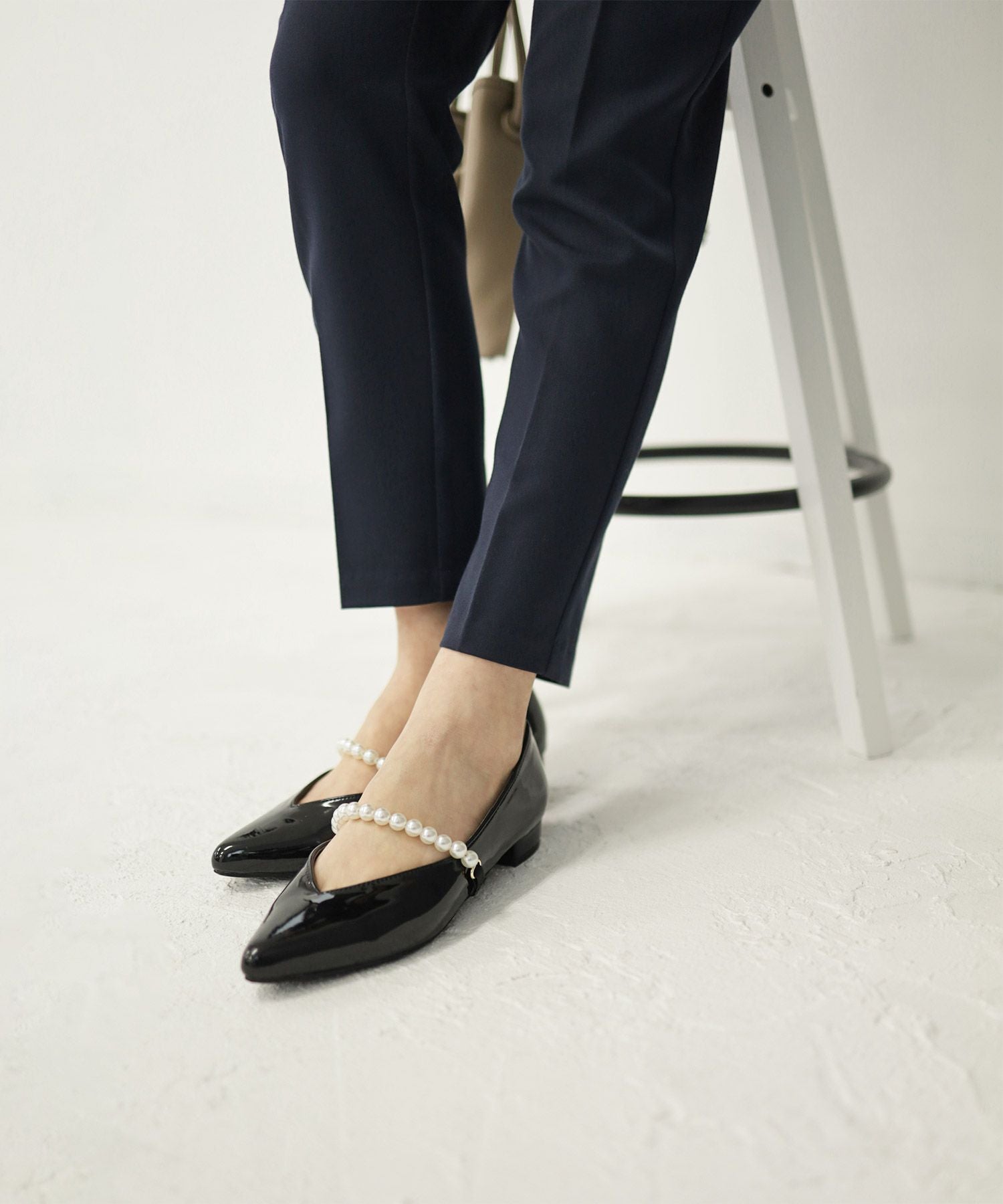 パールストラップのポインテッドトゥローヒールメリージェーンパンプス▲返品交換不可