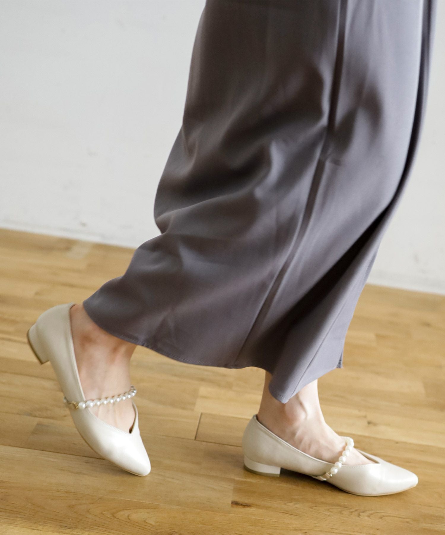 パールストラップのポインテッドトゥローヒールメリージェーンパンプス▲返品交換不可