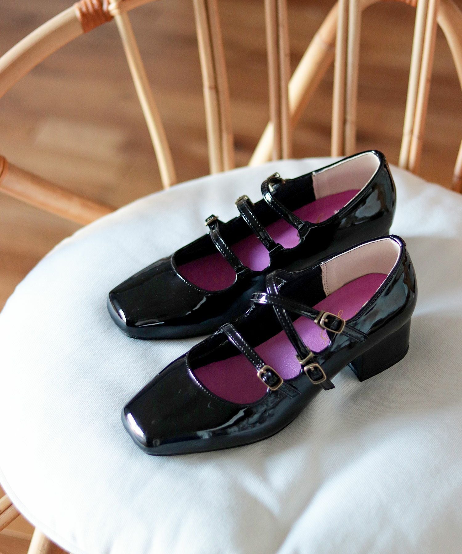 3連ベルトのスクエアトゥミドルヒールエナメルストラップパンプス ▲返品不可