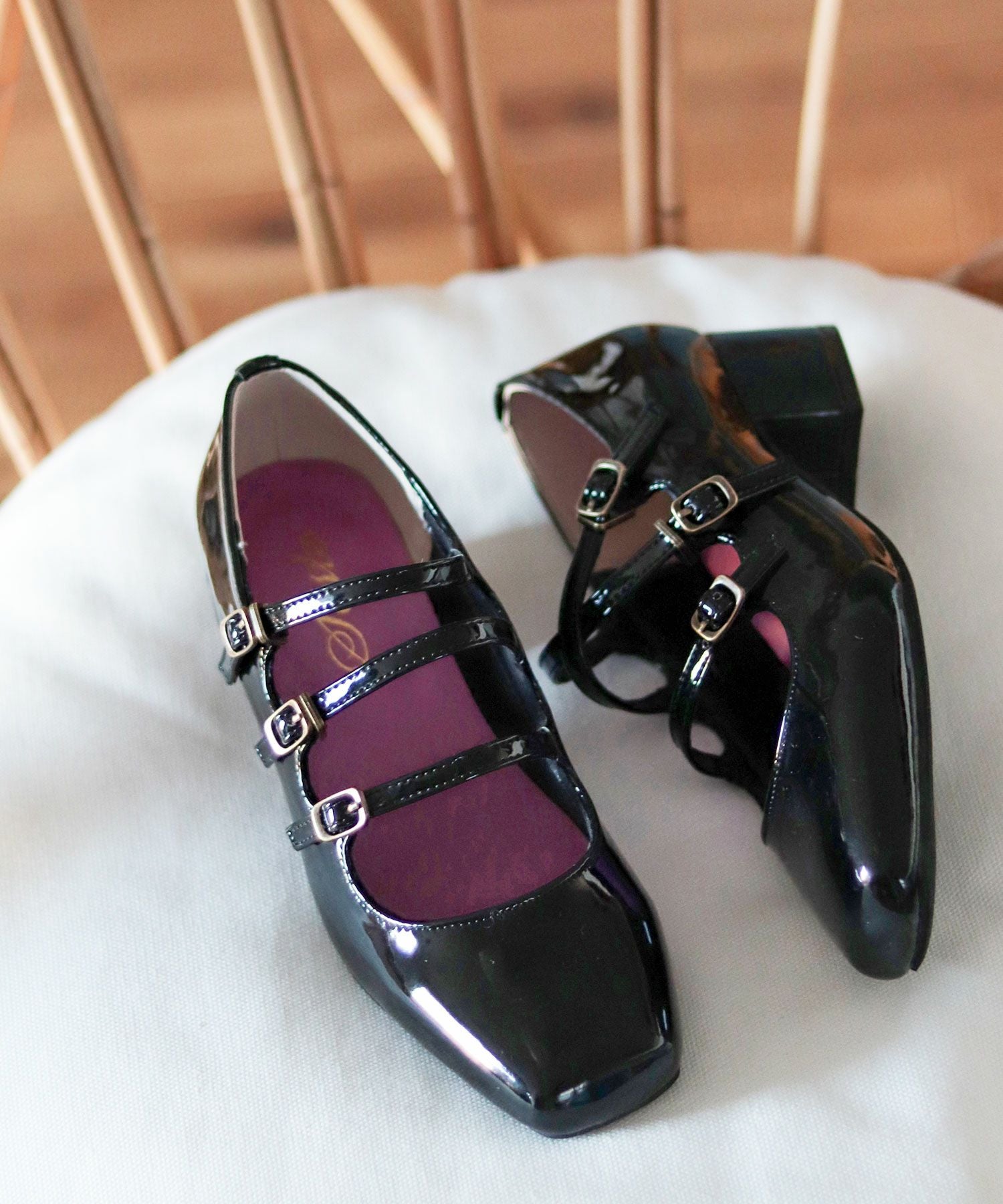 3連ベルトのスクエアトゥミドルヒールエナメルストラップパンプス