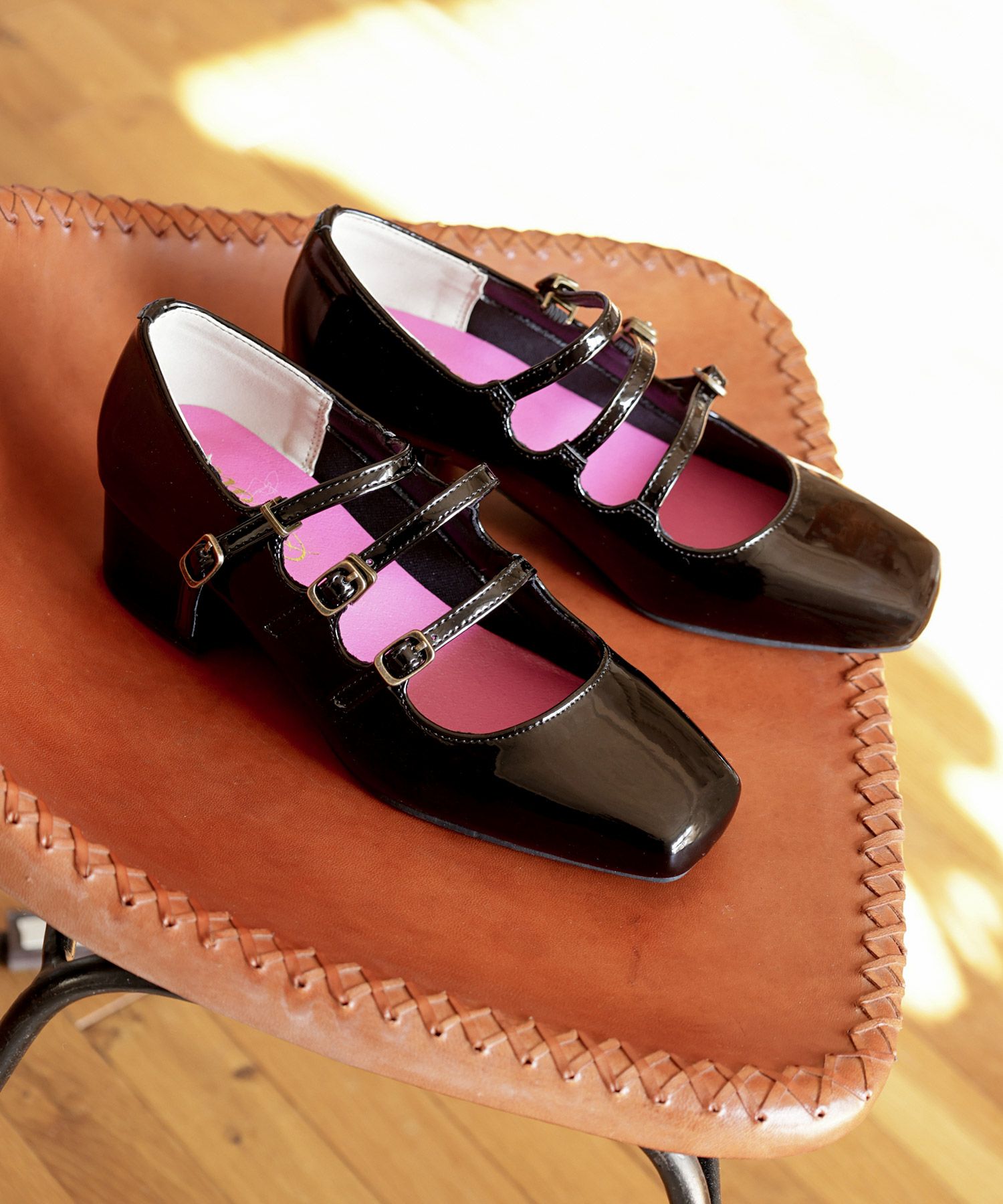 3連ベルトのスクエアトゥミドルヒールエナメルストラップパンプス ▲返品不可