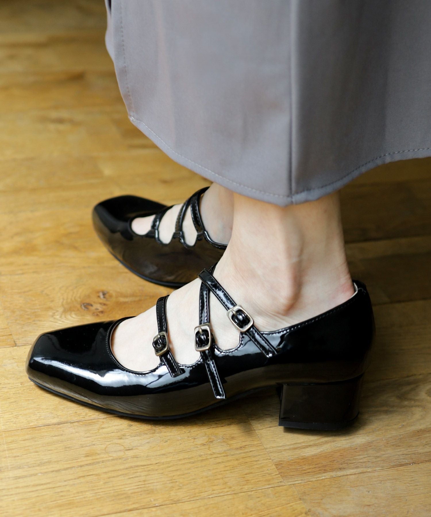 3連ベルトのスクエアトゥミドルヒールエナメルストラップパンプス ▲返品不可