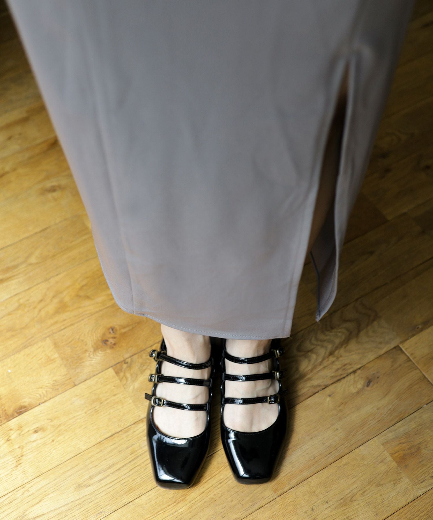 3連ベルトのスクエアトゥミドルヒールエナメルストラップパンプス ▲返品不可