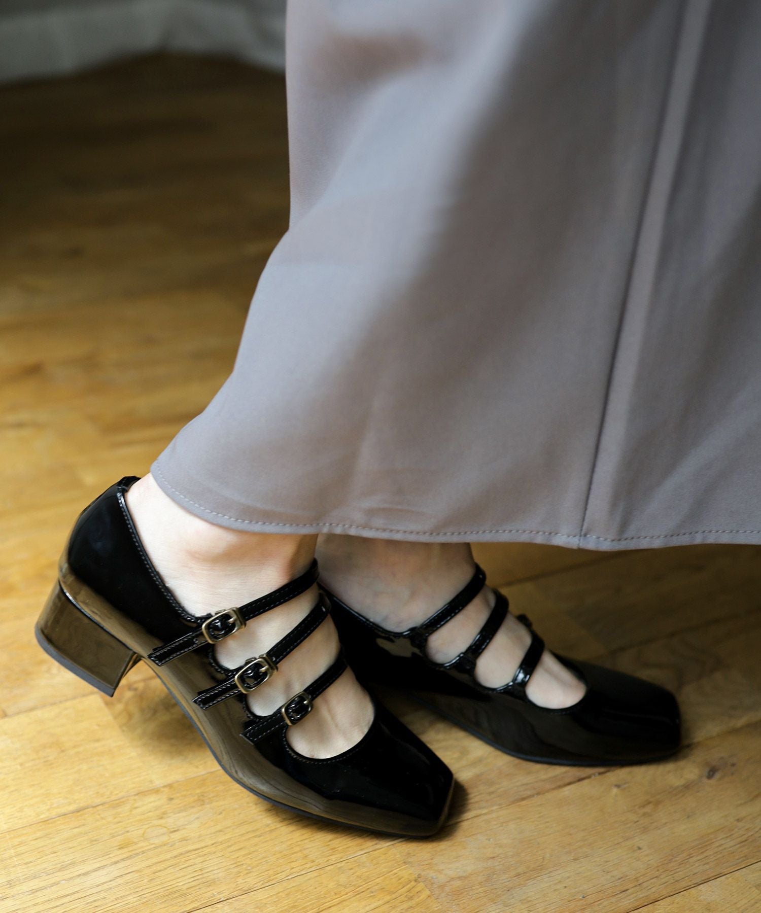 3連ベルトのスクエアトゥミドルヒールエナメルストラップパンプス ▲返品不可