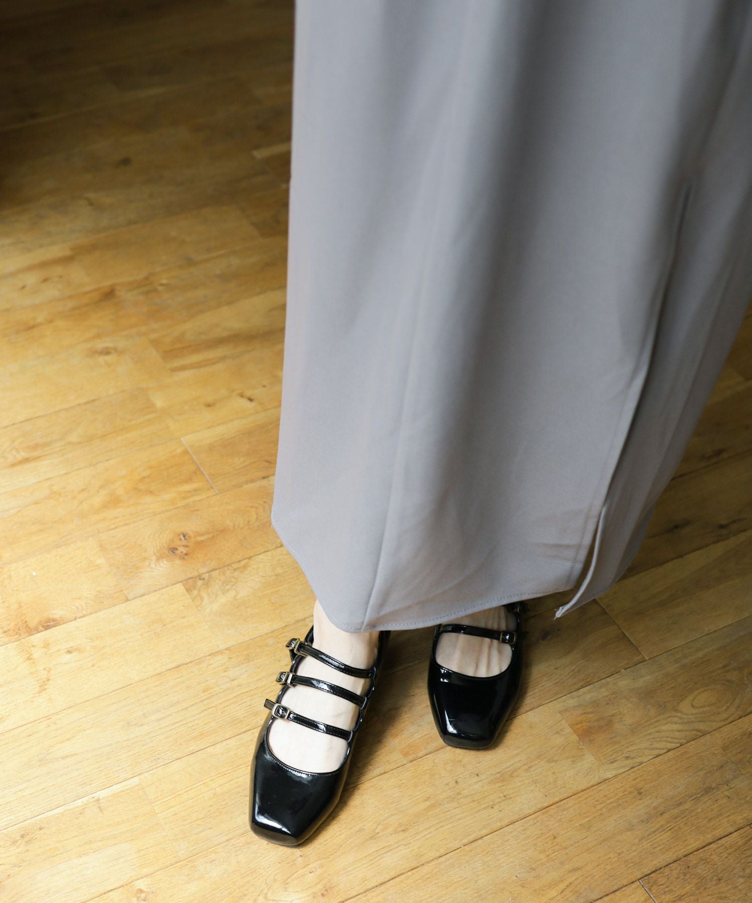 3連ベルトのスクエアトゥミドルヒールエナメルストラップパンプス ▲返品不可