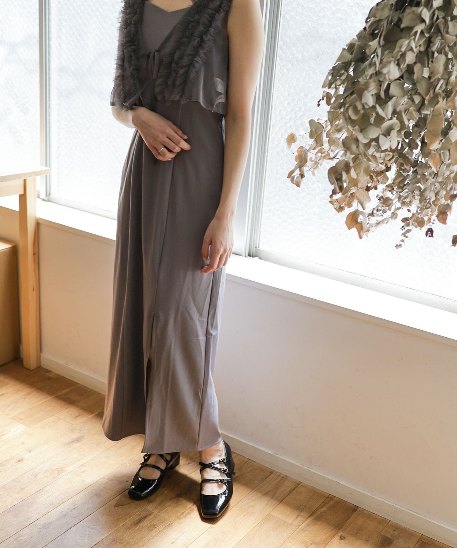 3連ベルトのスクエアトゥミドルヒールエナメルストラップパンプス ▲返品不可