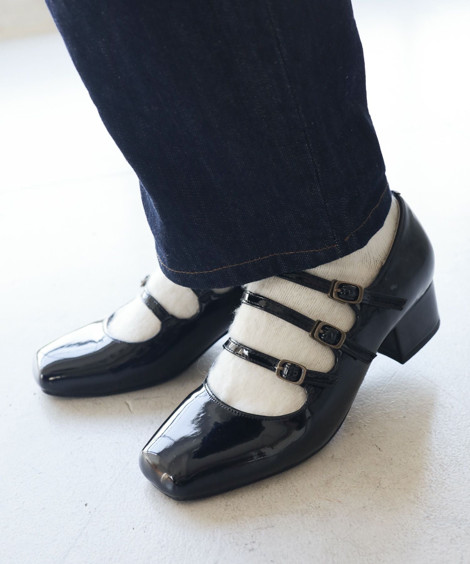 3連ベルトのスクエアトゥミドルヒールエナメルストラップパンプス