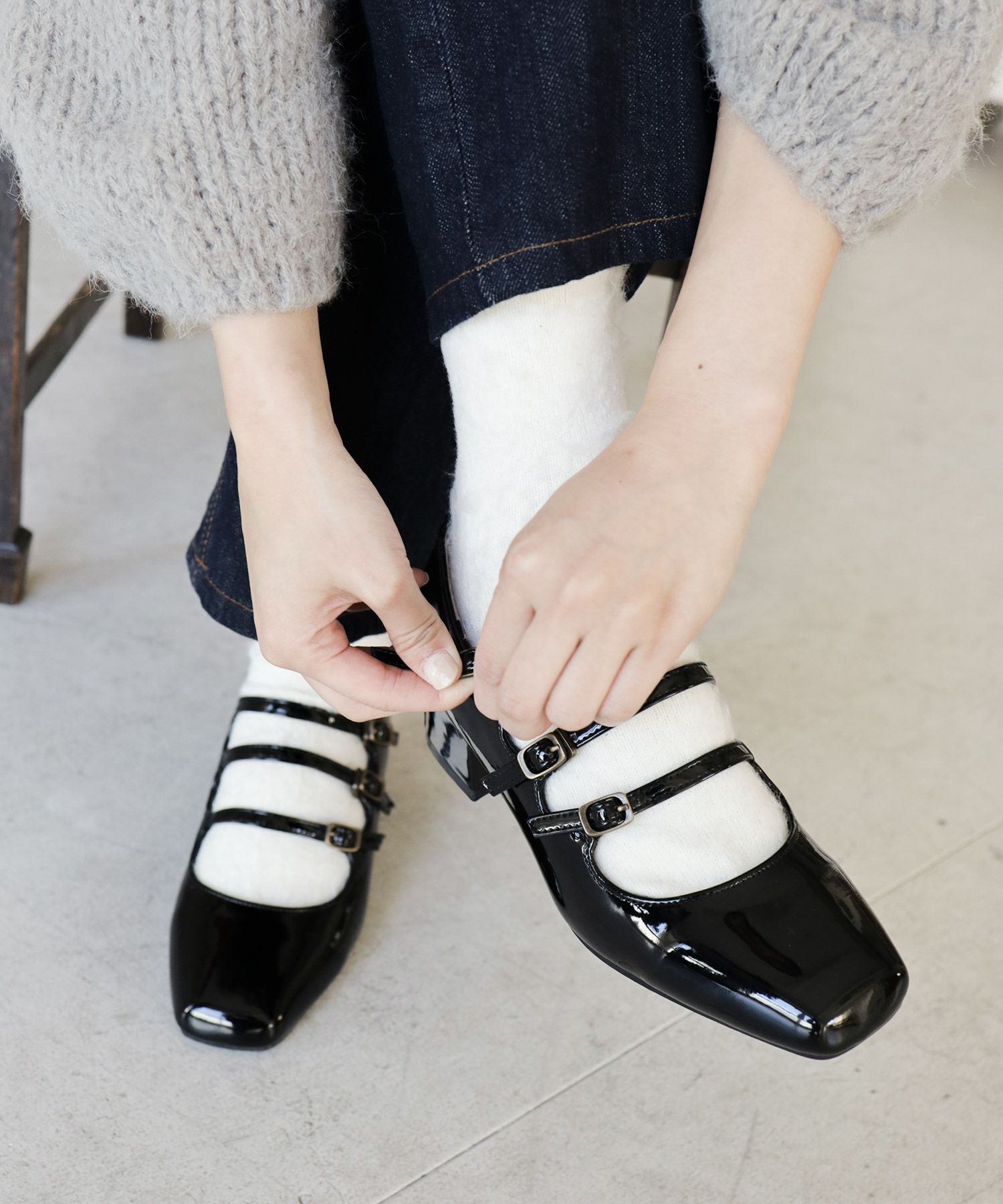 3連ベルトのスクエアトゥミドルヒールエナメルストラップパンプス ▲返品不可