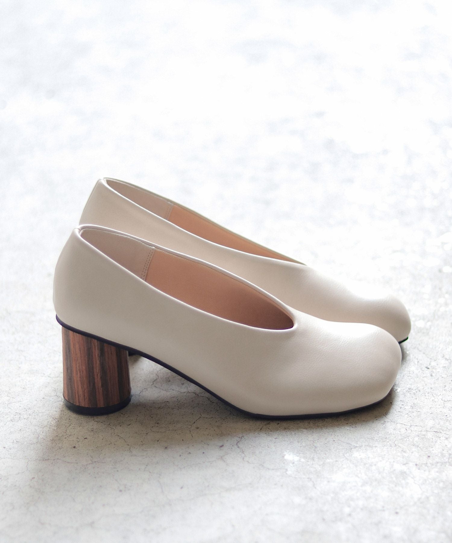 ウッド巻きヒールのアシンメトリートゥUカットパンプス 【公式ショップ・ZOZOTOWN・amazon限定販売アイテム】▲返品交換不可