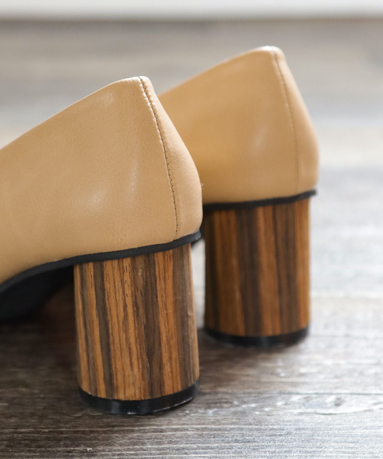 ウッド巻きヒールのアシンメトリートゥUカットパンプス 【公式ショップ・ZOZOTOWN・amazon限定販売アイテム】▲返品交換不可