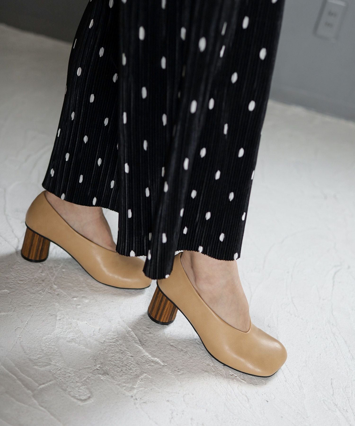 ウッド巻きヒールのアシンメトリートゥUカットパンプス 【公式ショップ・ZOZOTOWN・amazon限定販売アイテム】▲返品交換不可