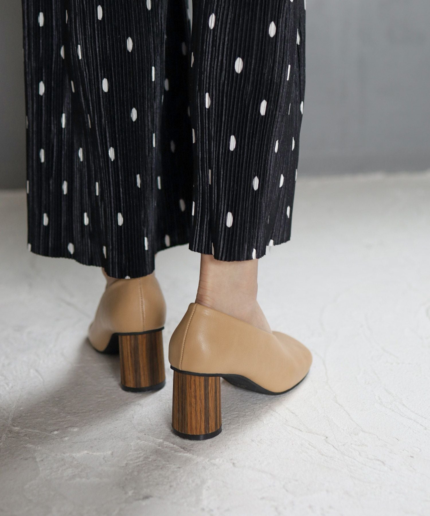 ウッド巻きヒールのアシンメトリートゥUカットパンプス 【公式ショップ・ZOZOTOWN・amazon限定販売アイテム】▲返品交換不可