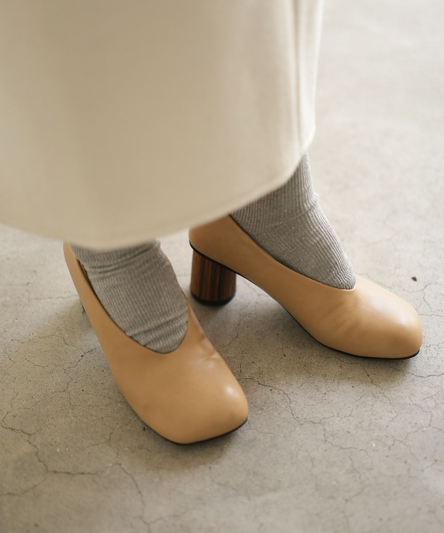 ウッド巻きヒールのアシンメトリートゥUカットパンプス 【公式ショップ・ZOZOTOWN・amazon限定販売アイテム】▲返品交換不可