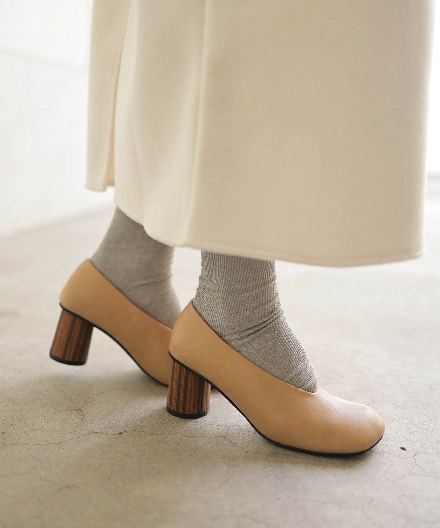 ウッド巻きヒールのアシンメトリートゥUカットパンプス 【公式ショップ・ZOZOTOWN・amazon限定販売アイテム】▲返品交換不可