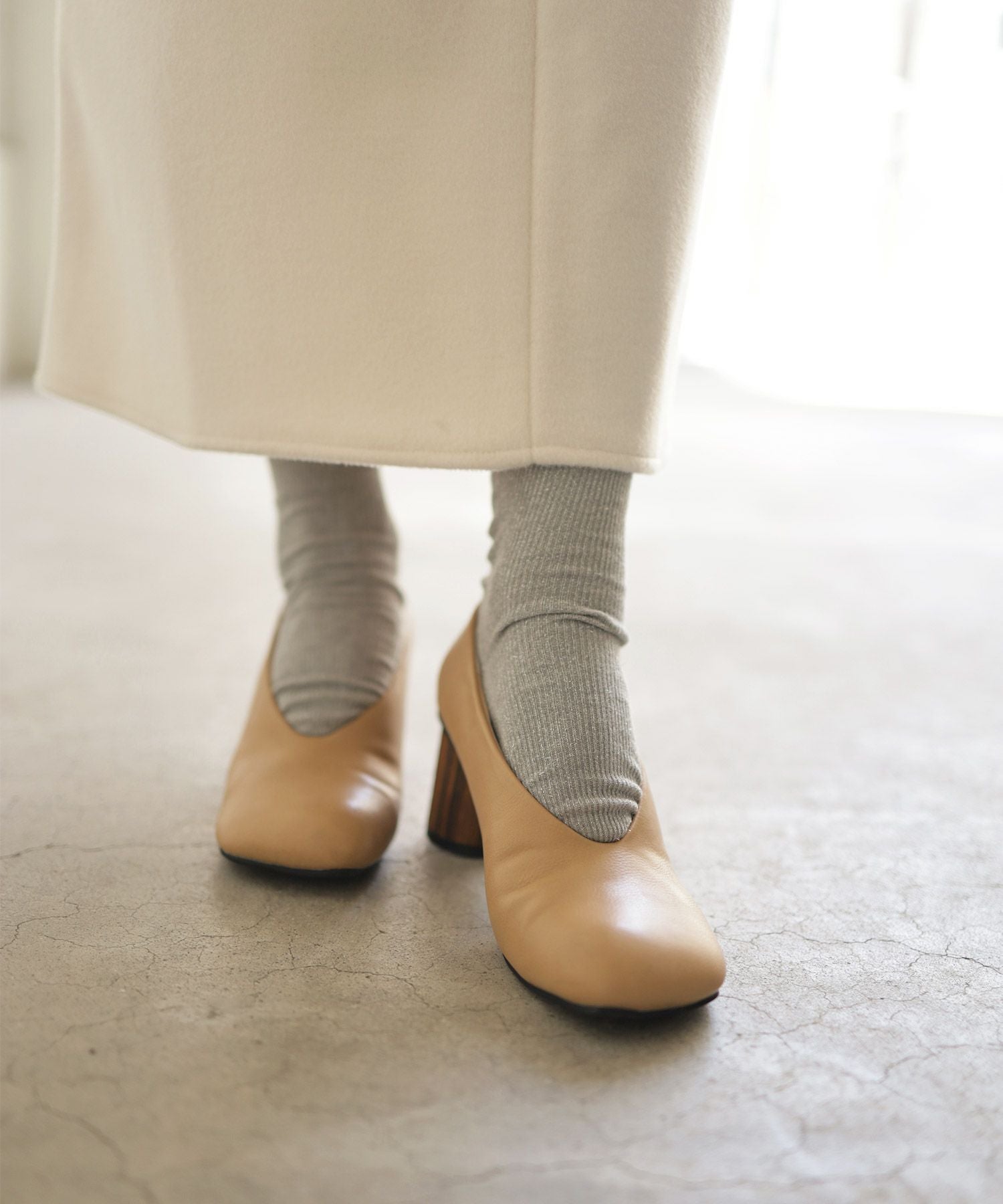 ウッド巻きヒールのアシンメトリートゥUカットパンプス 【公式ショップ・ZOZOTOWN・amazon限定販売アイテム】▲返品交換不可