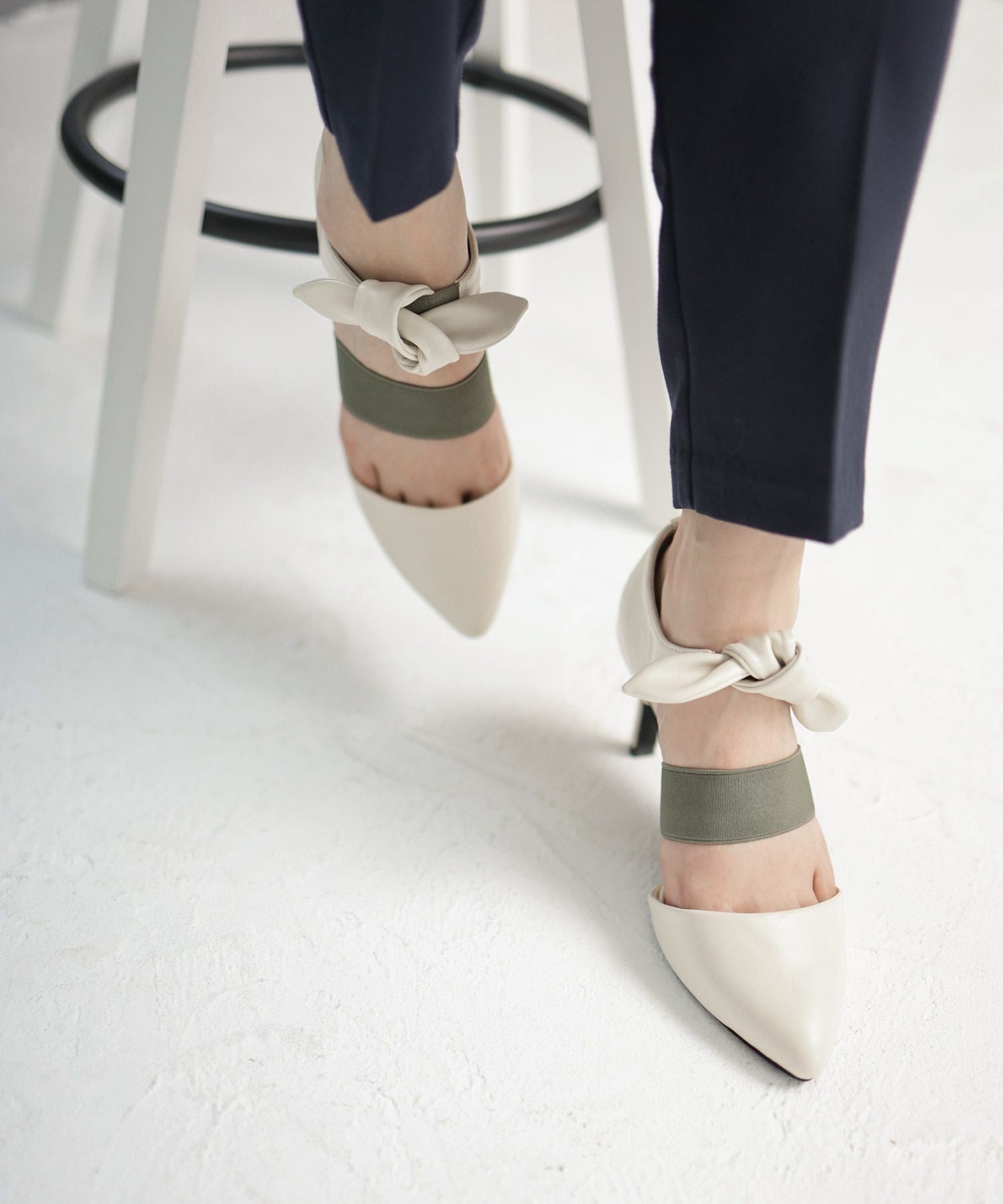 取り外しできるリボン付きゴムストラップピンヒールポインテッドトゥパンプス▲返品交換不可