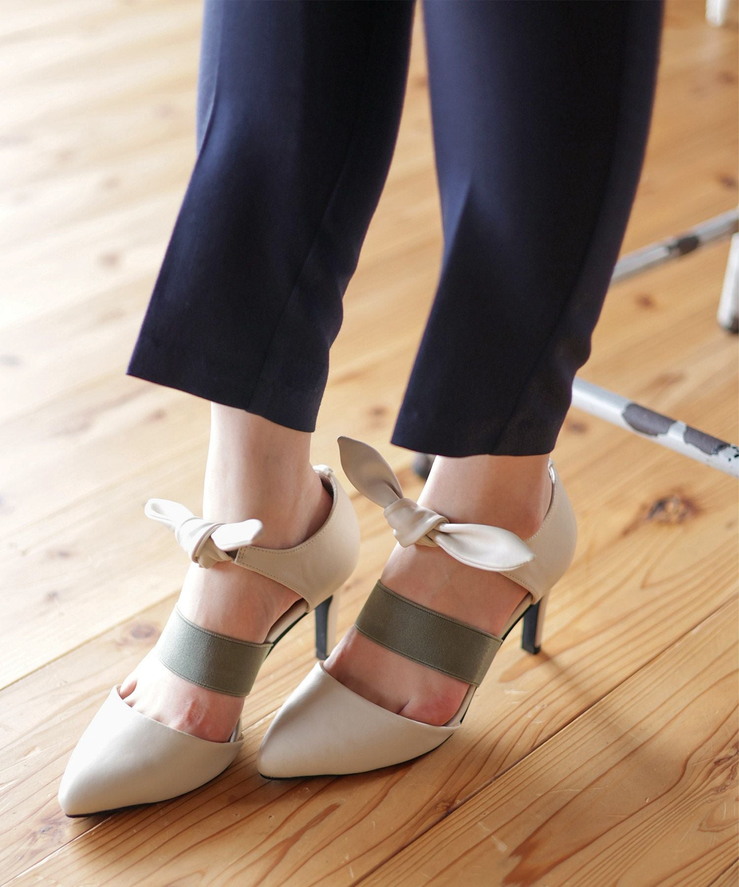 取り外しできるリボン付きゴムストラップピンヒールポインテッドトゥパンプス▲返品交換不可