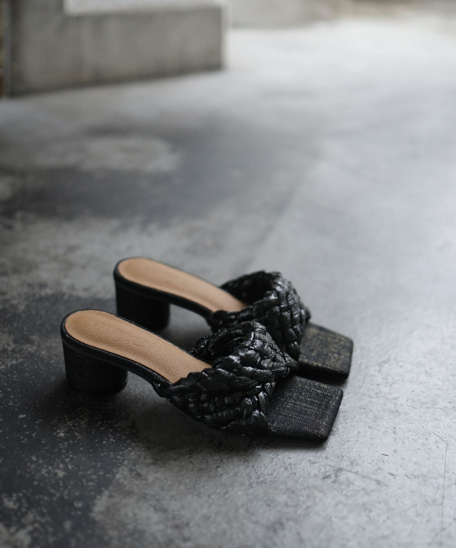 編み込みデザインサークルヒールミュールサンダル▲返品不可