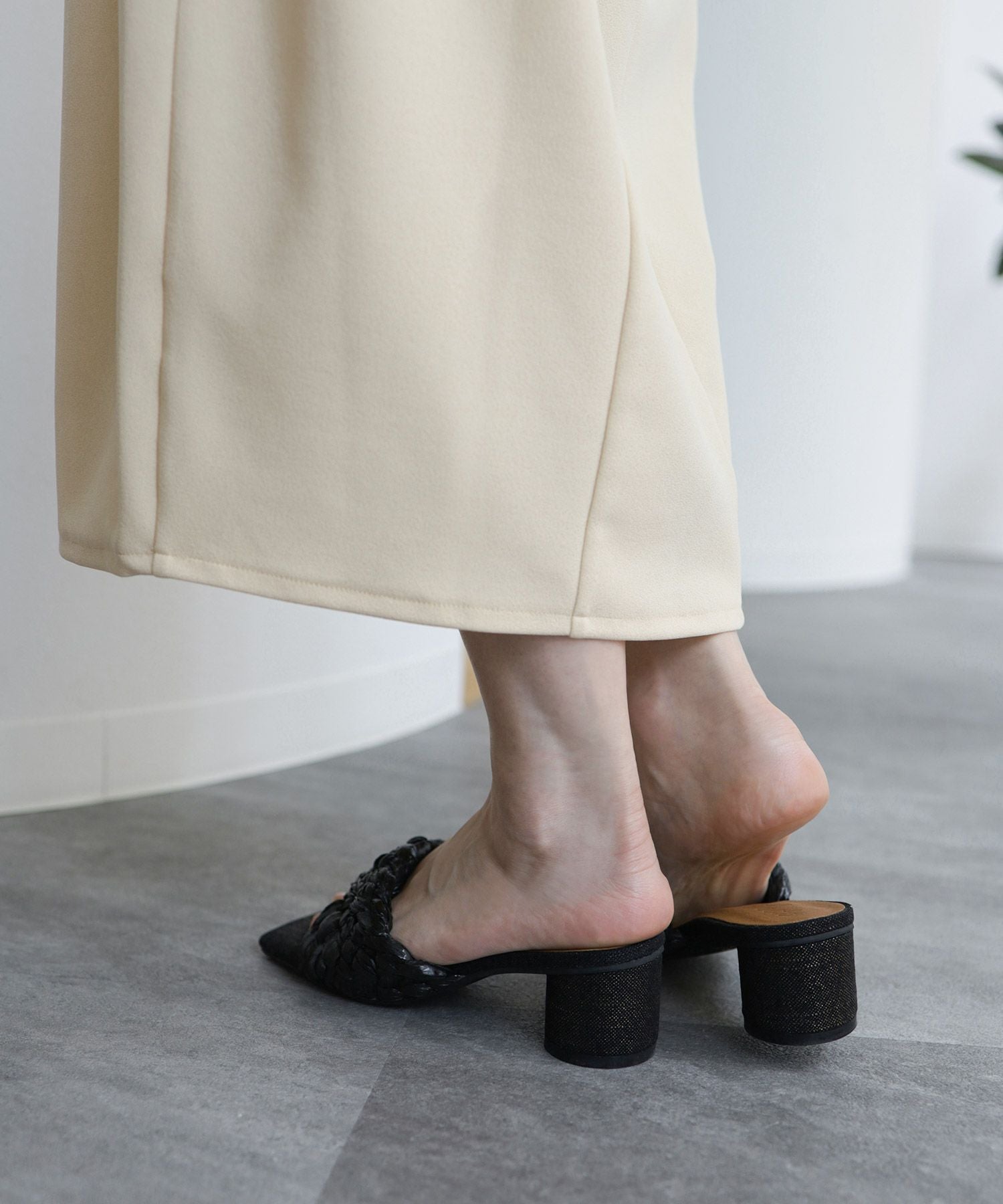 編み込みデザインサークルヒールミュールサンダル▲返品不可