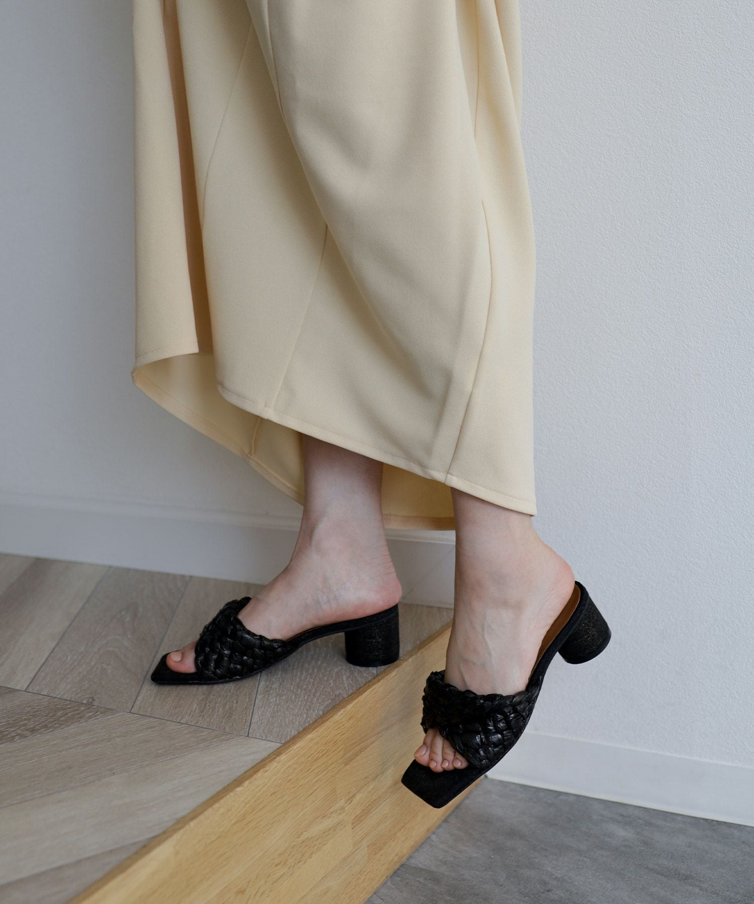 編み込みデザインサークルヒールミュールサンダル▲返品不可