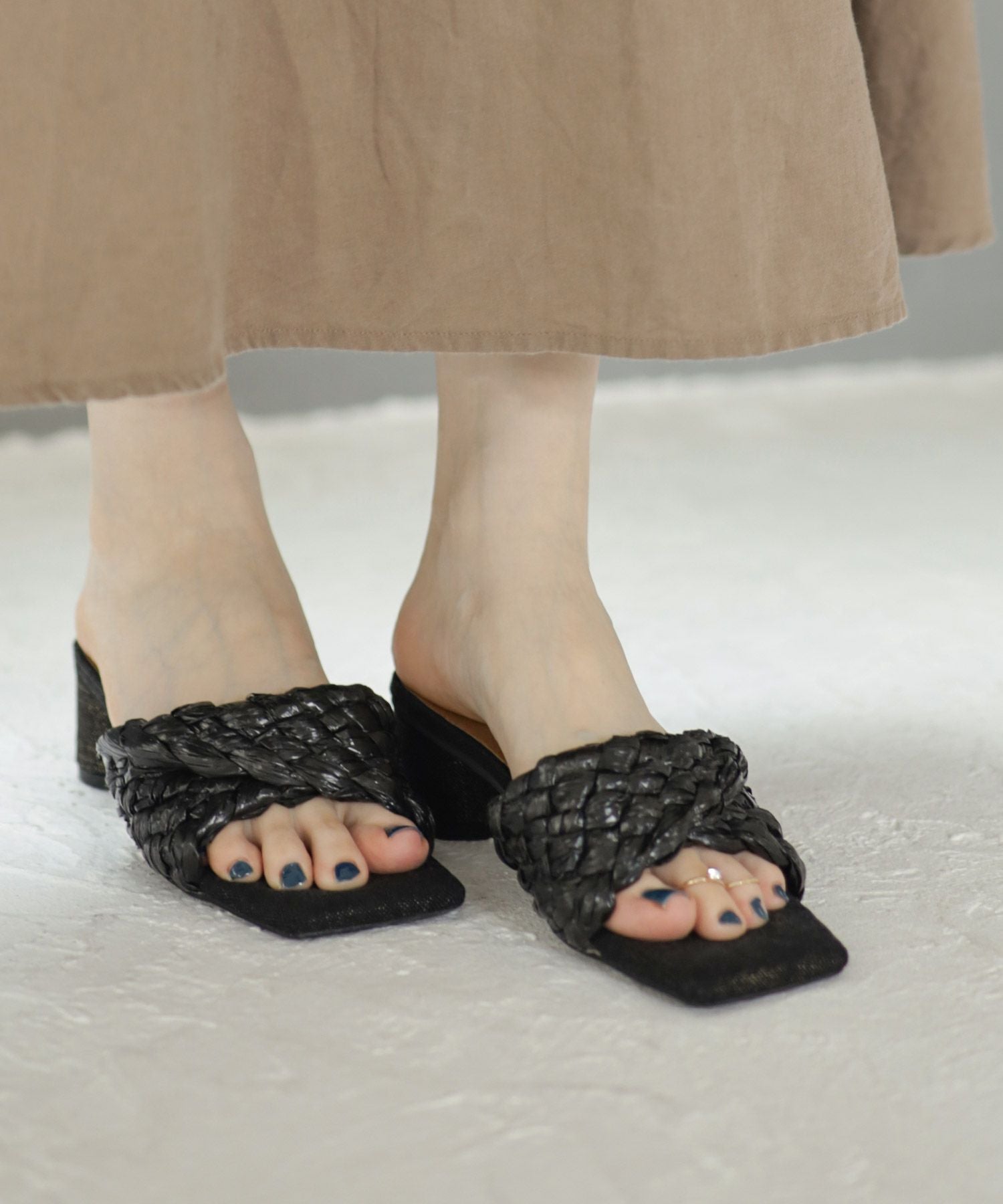 編み込みデザインサークルヒールミュールサンダル▲返品不可