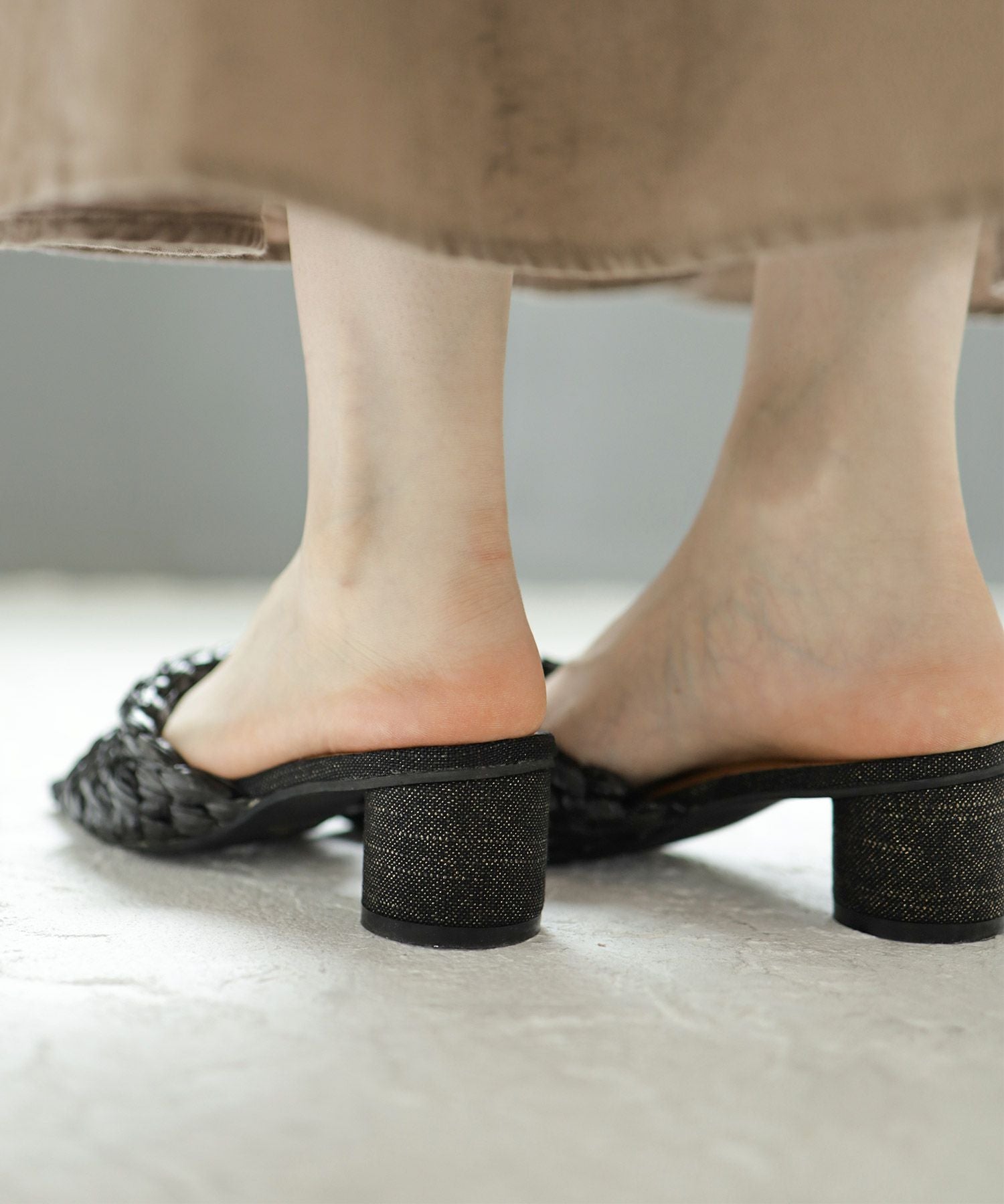 編み込みデザインサークルヒールミュールサンダル▲返品不可