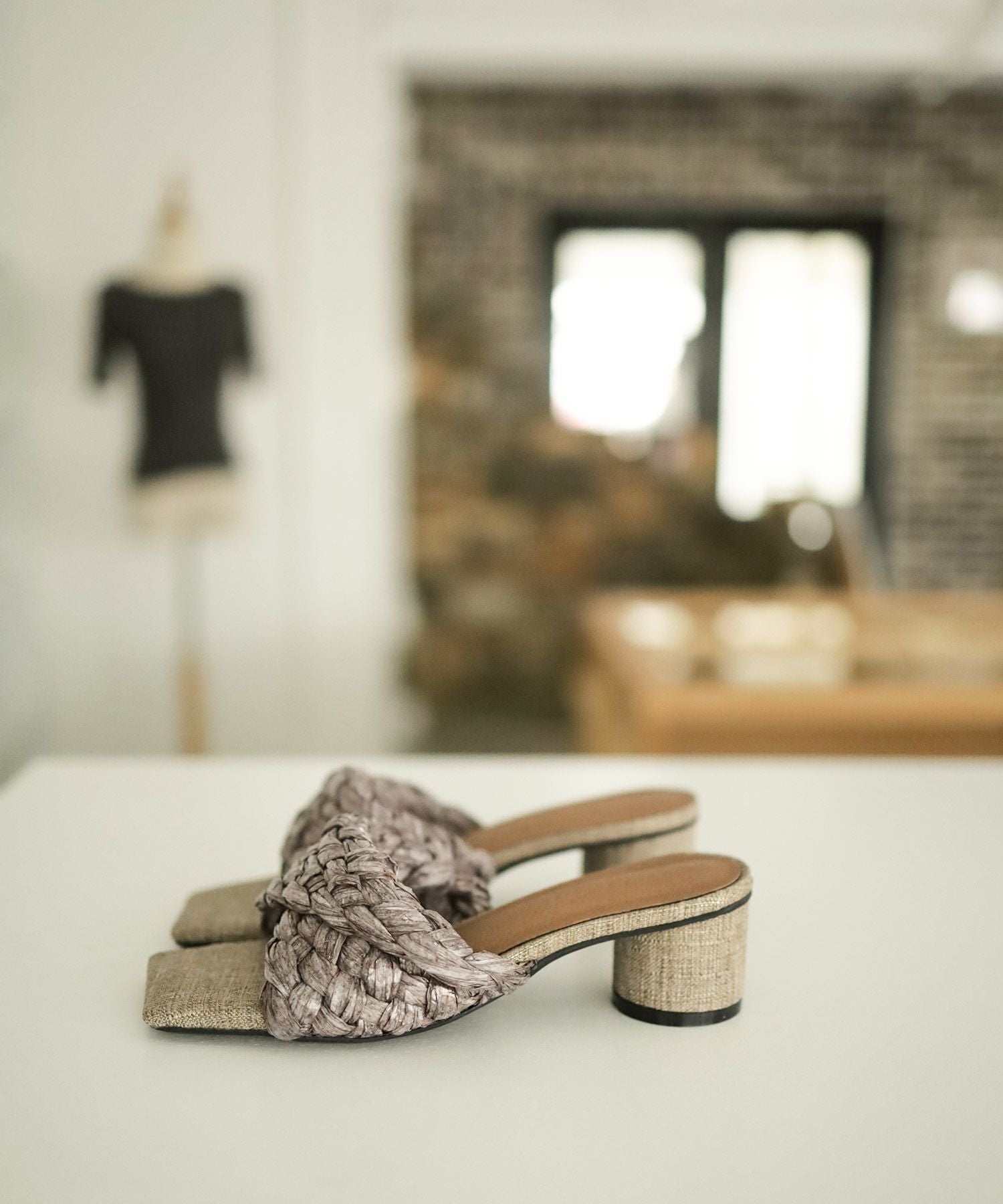 編み込みデザインサークルヒールミュールサンダル▲返品不可