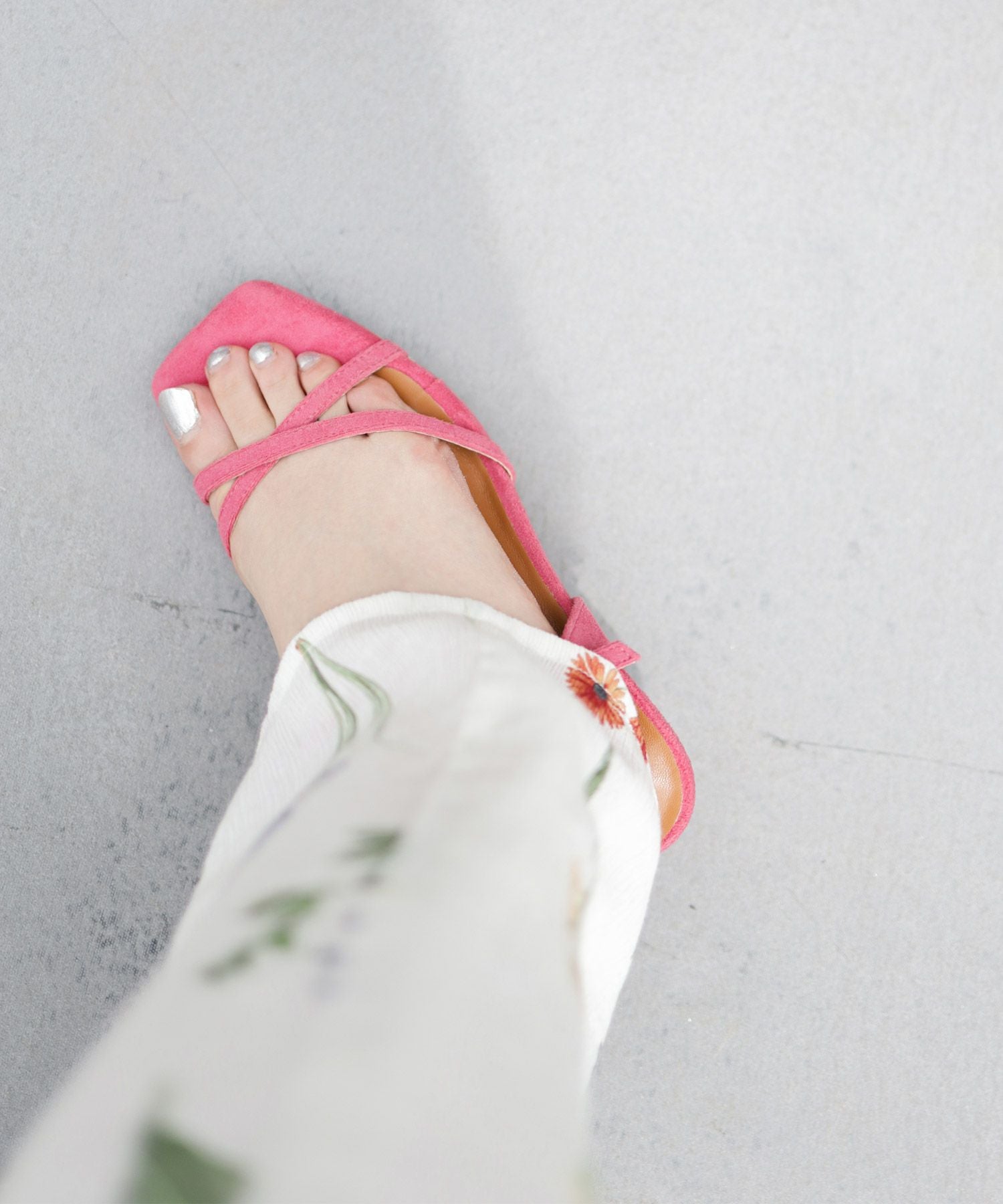 スクエアトゥクロスストラップミドルヒールサンダル